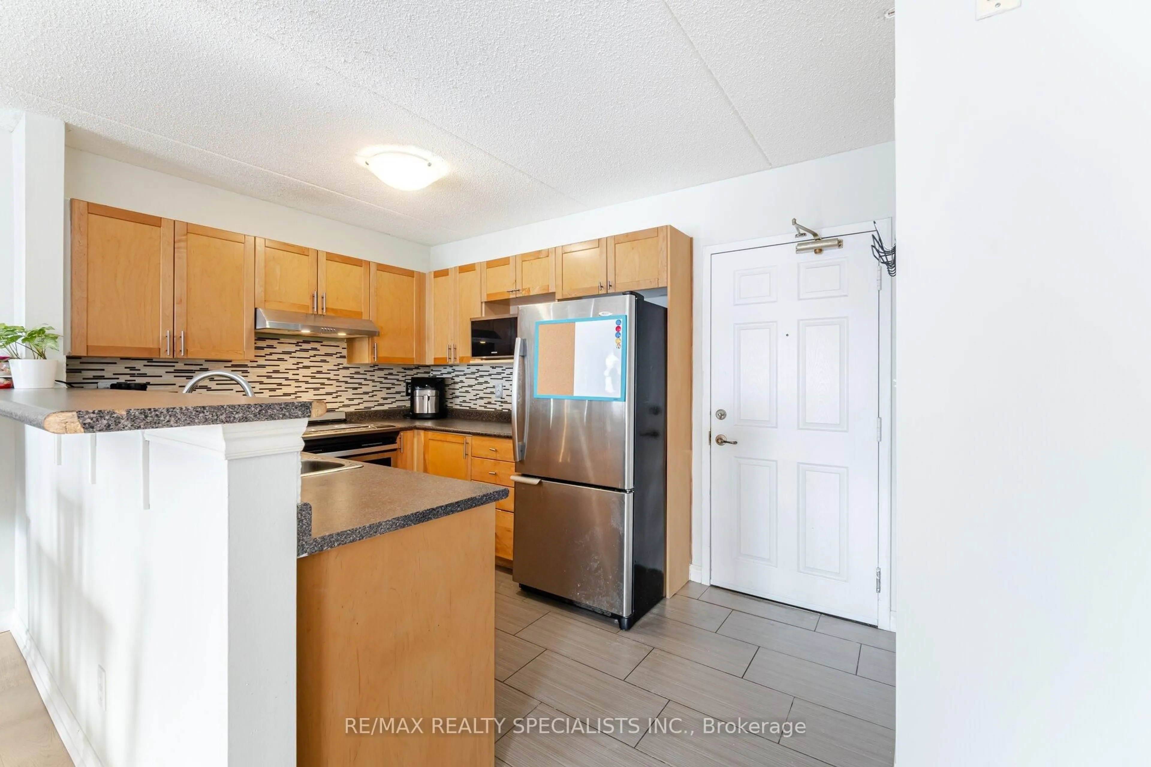 Standard kitchen, unknown for 2035 Appleby Line #303, Burlington Ontario L7L 7G8