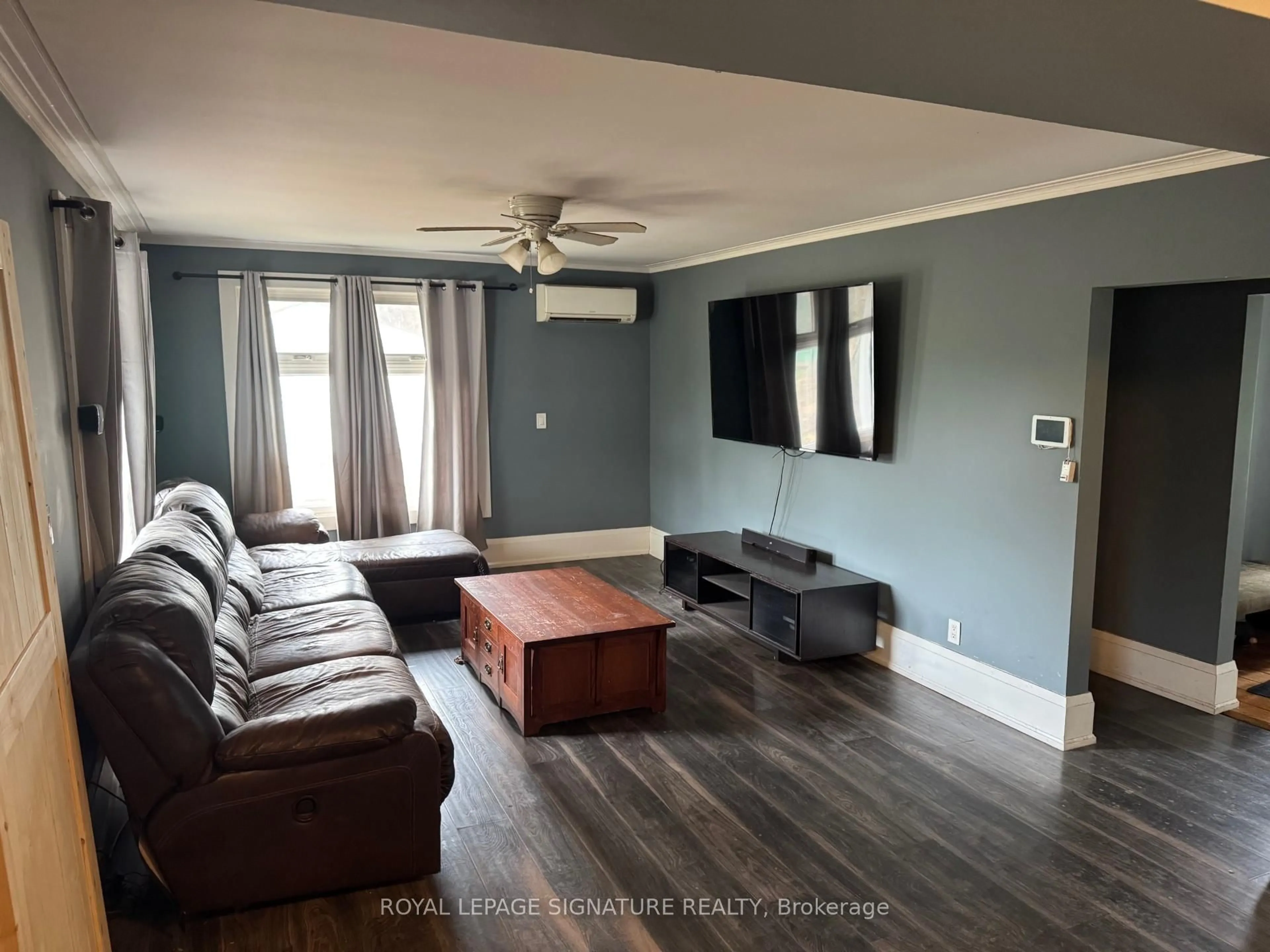 Living room with furniture, wood/laminate floor for 158 Premium Way, Mississauga Ontario L5B 1A2