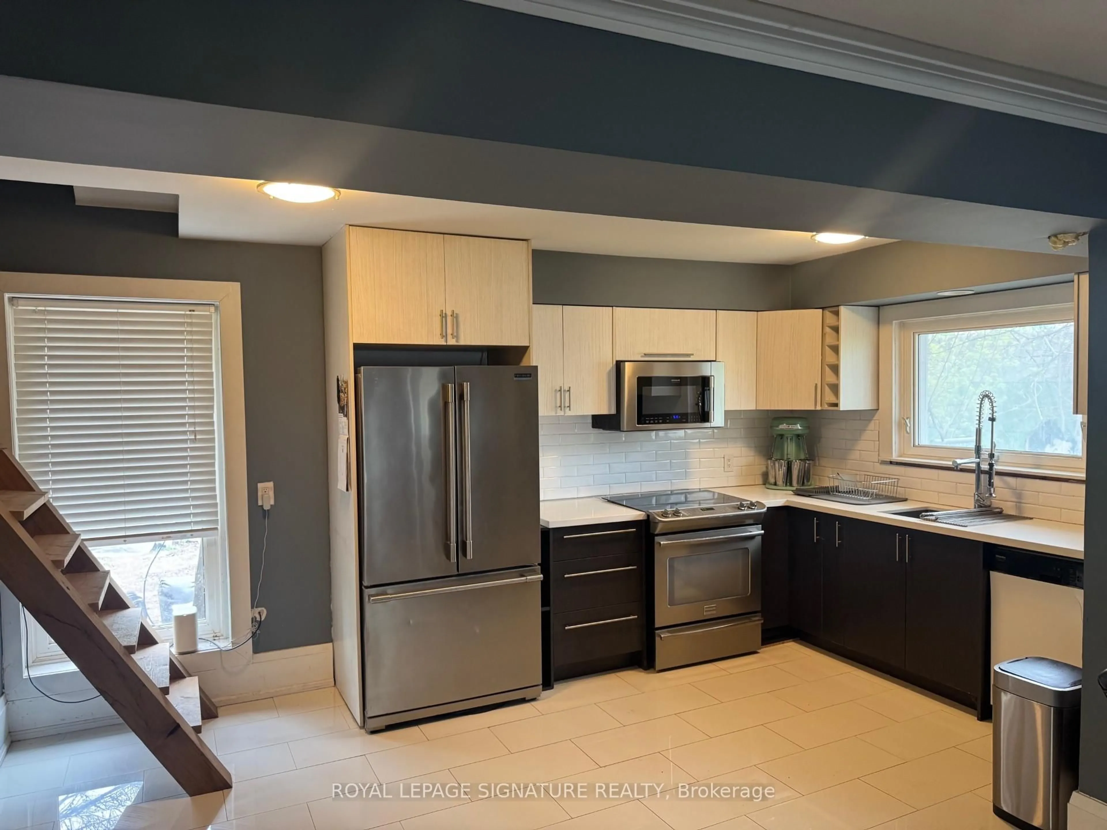 Open concept kitchen, ceramic/tile floor for 158 Premium Way, Mississauga Ontario L5B 1A2