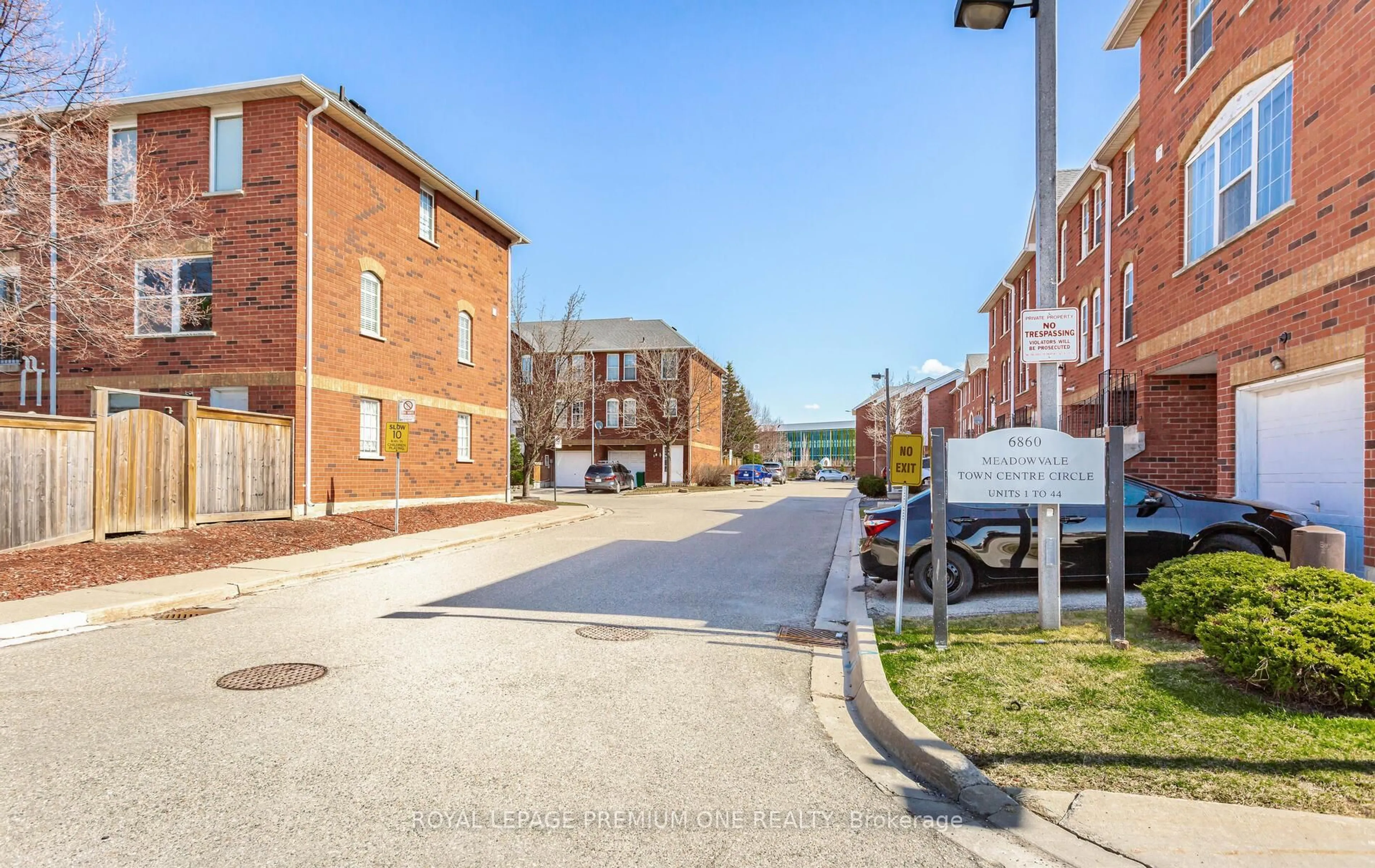 A pic from outside/outdoor area/front of a property/back of a property/a pic from drone, street for 6860 MeadowvaleTownCentre Circ #23, Mississauga Ontario L5N 7T4