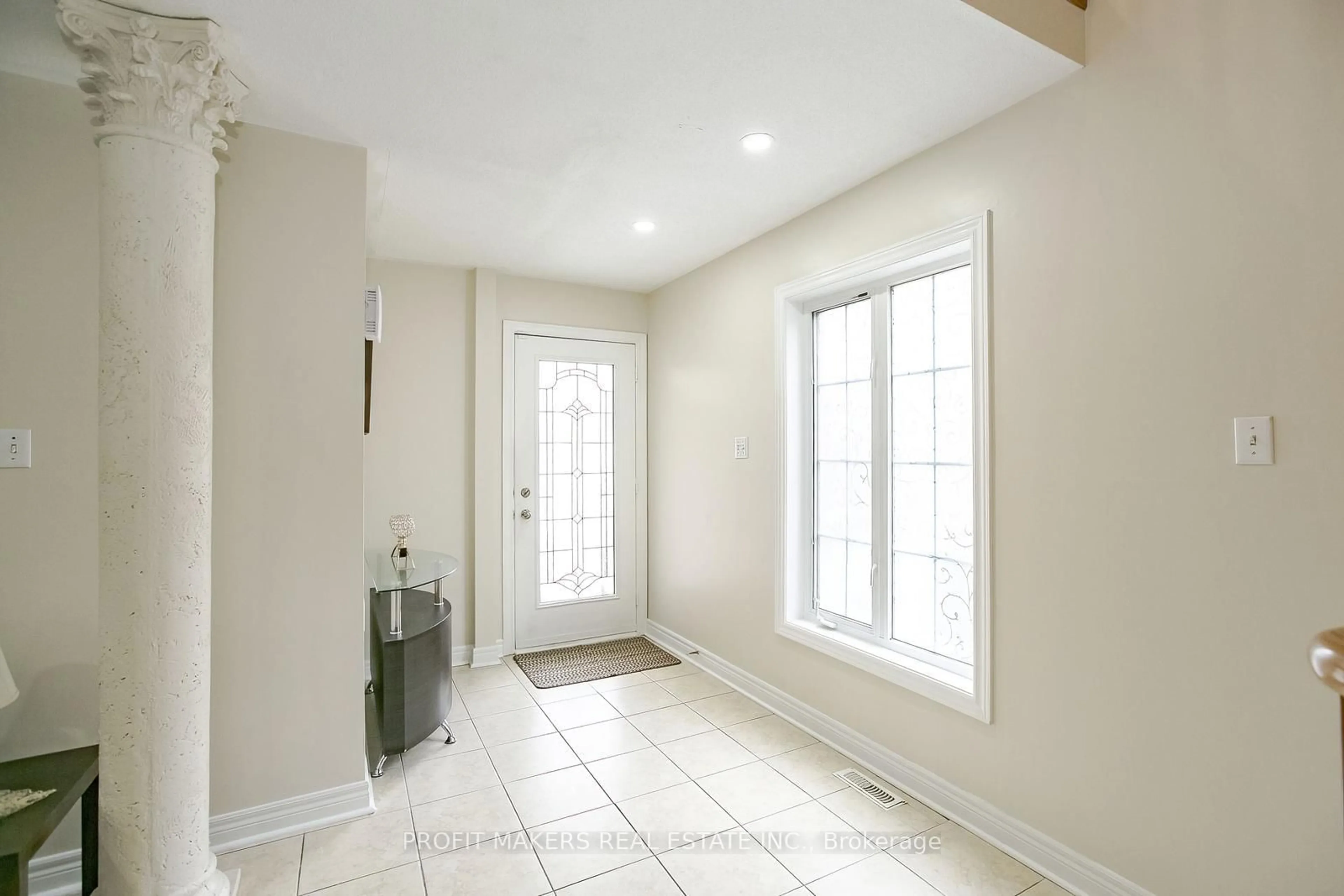 Indoor entryway for 39 Saddletree Tr, Brampton Ontario L6X 4M7