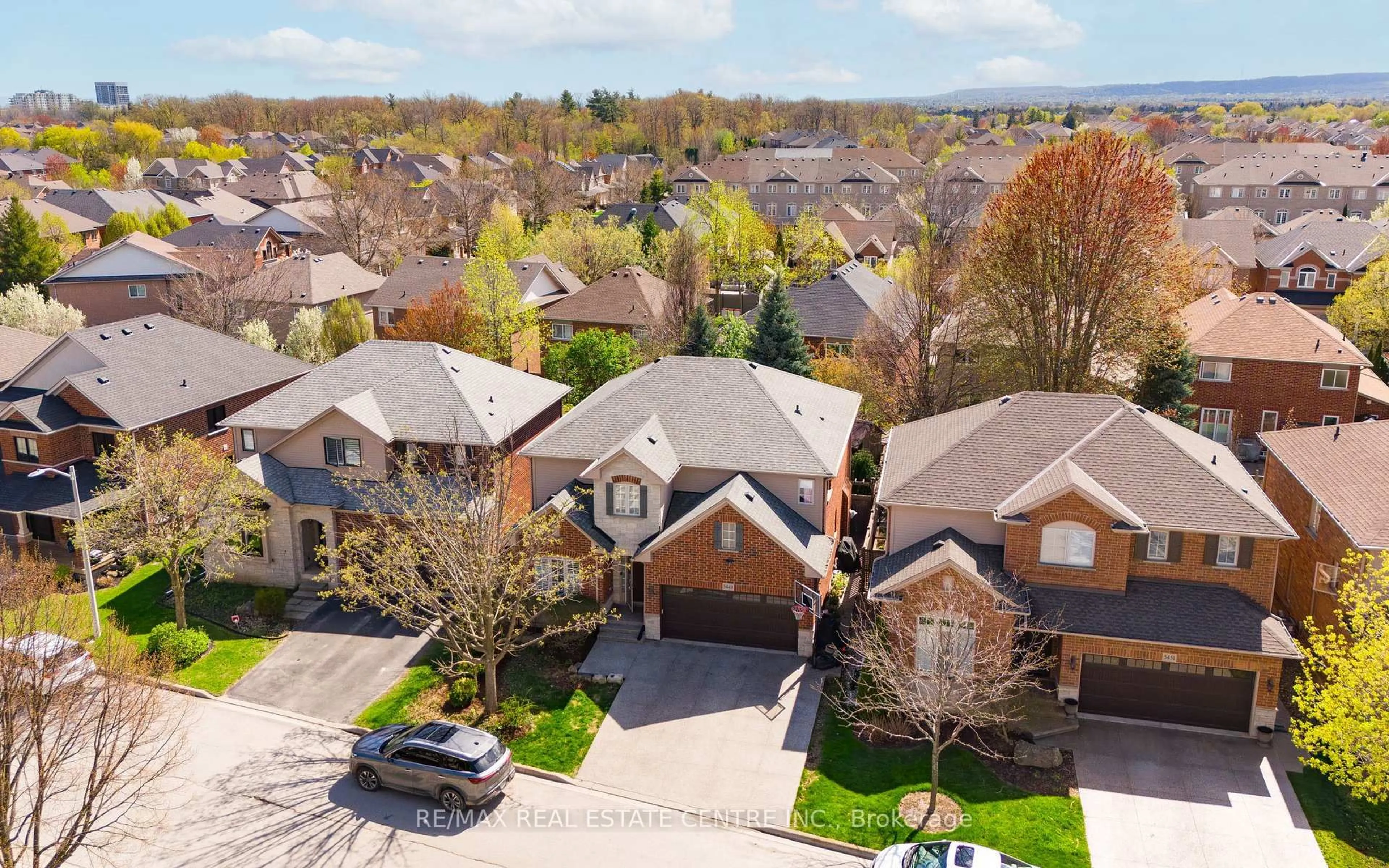 A pic from outside/outdoor area/front of a property/back of a property/a pic from drone, street for 5449 Valleyhigh Dr, Burlington Ontario L7L 6Z6