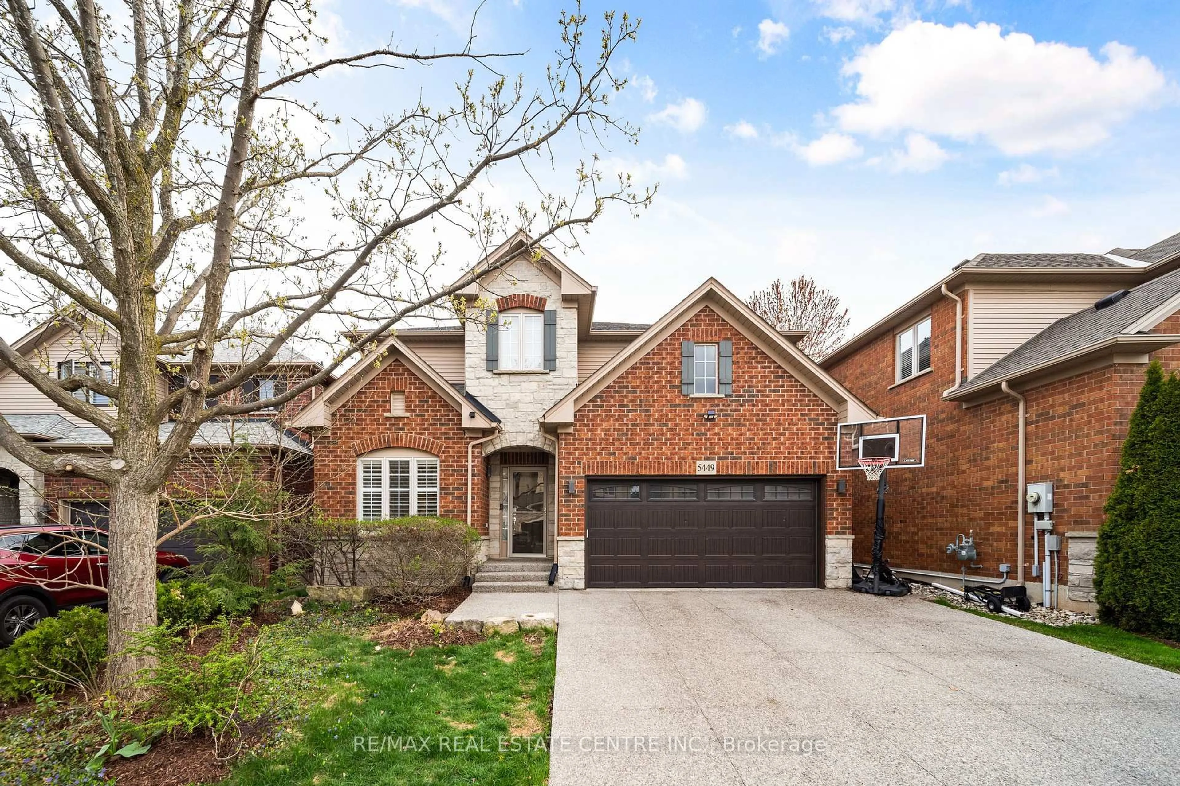 Home with brick exterior material, street for 5449 Valleyhigh Dr, Burlington Ontario L7L 6Z6