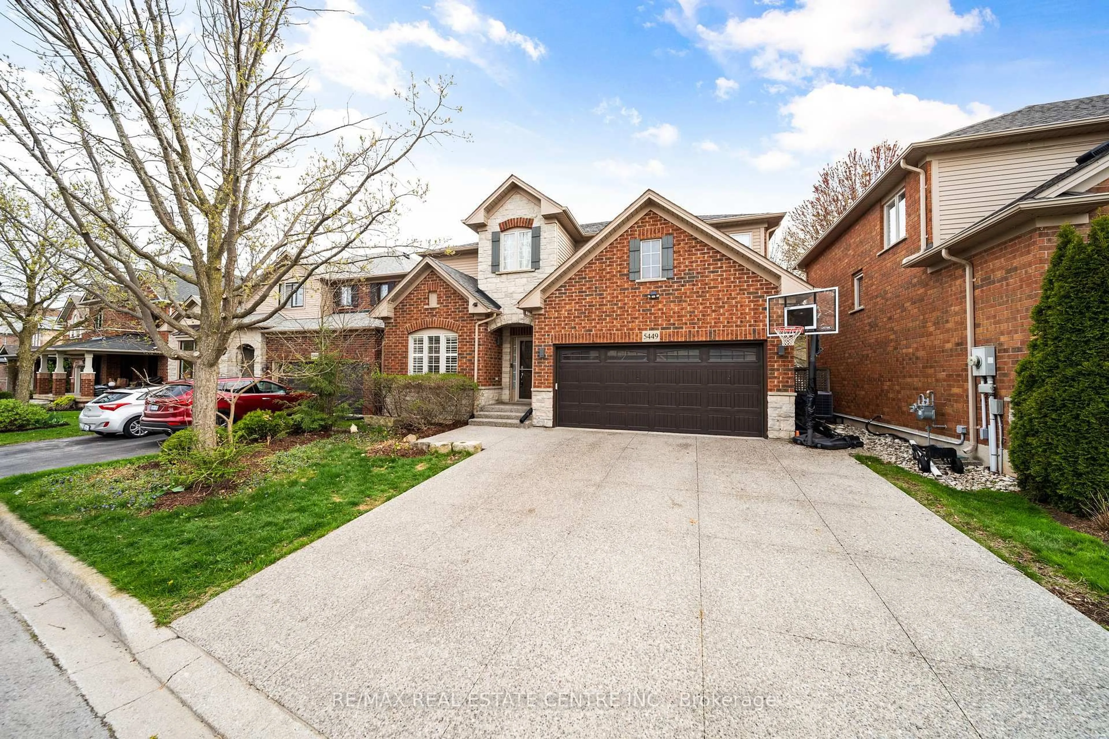 Home with brick exterior material, street for 5449 Valleyhigh Dr, Burlington Ontario L7L 6Z6