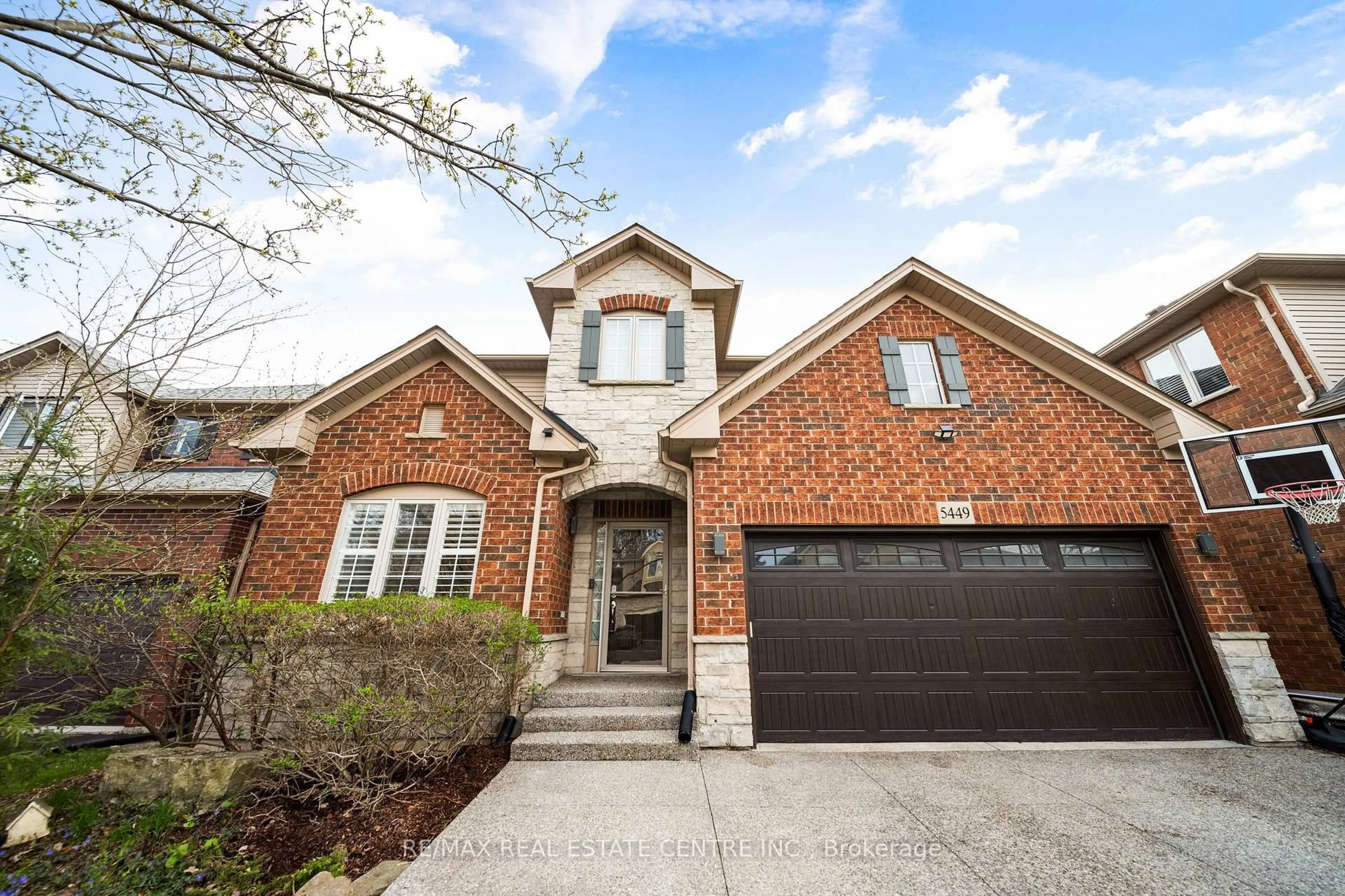 Home with brick exterior material, street for 5449 Valleyhigh Dr, Burlington Ontario L7L 6Z6