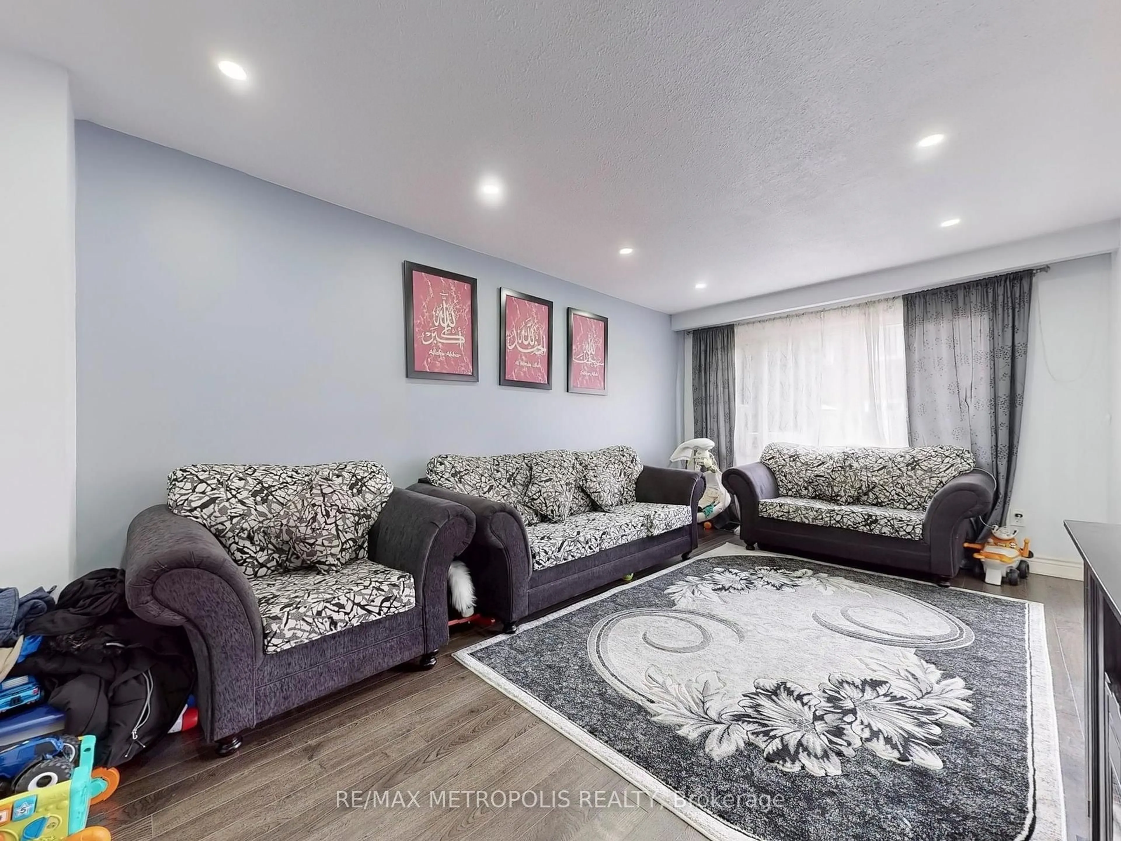 Living room with furniture, unknown for 7033 Netherbrae Rd #8, Mississauga Ontario L4T 2W2