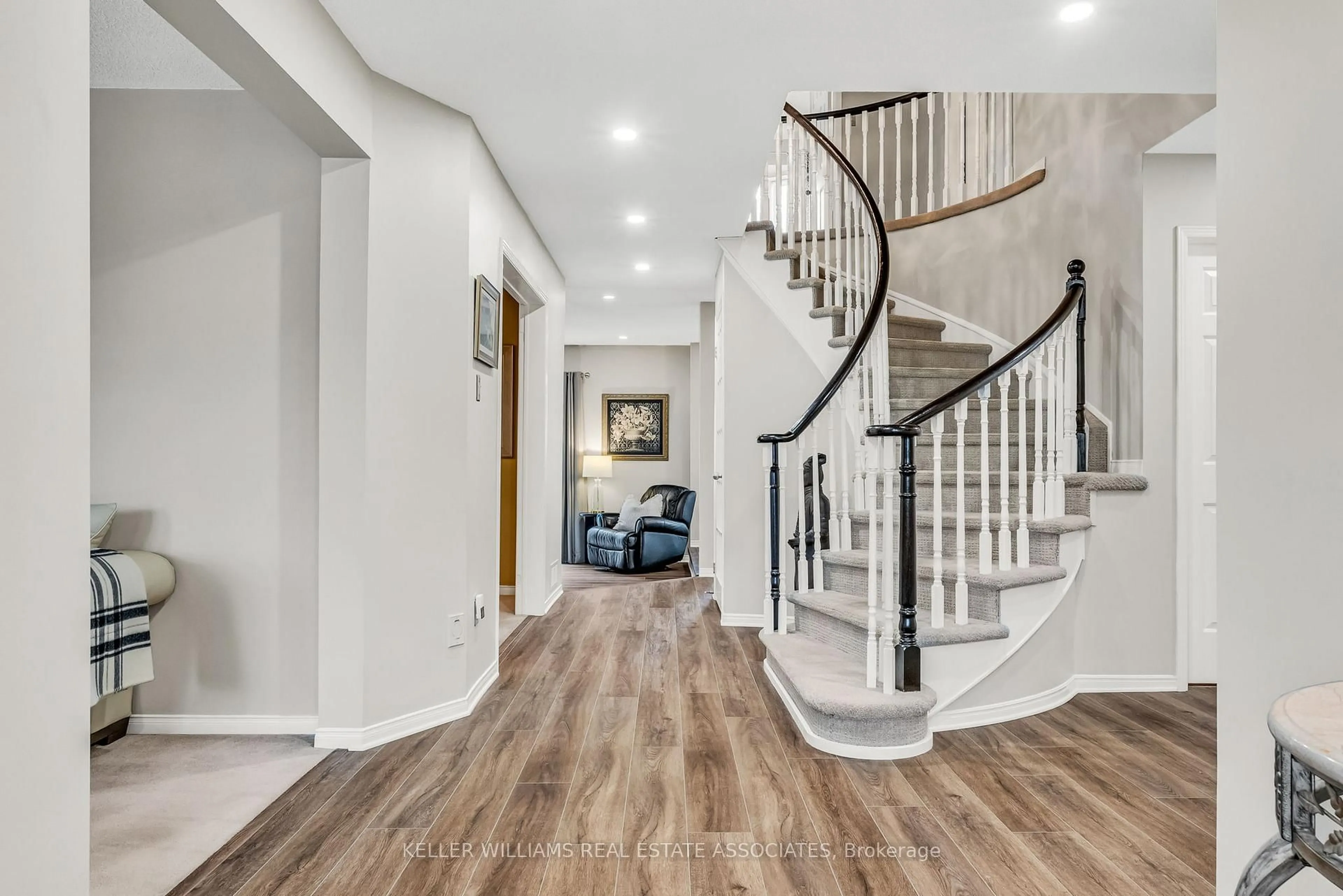 Indoor entryway for 2224 Vista Dr, Burlington Ontario L7M 3N5