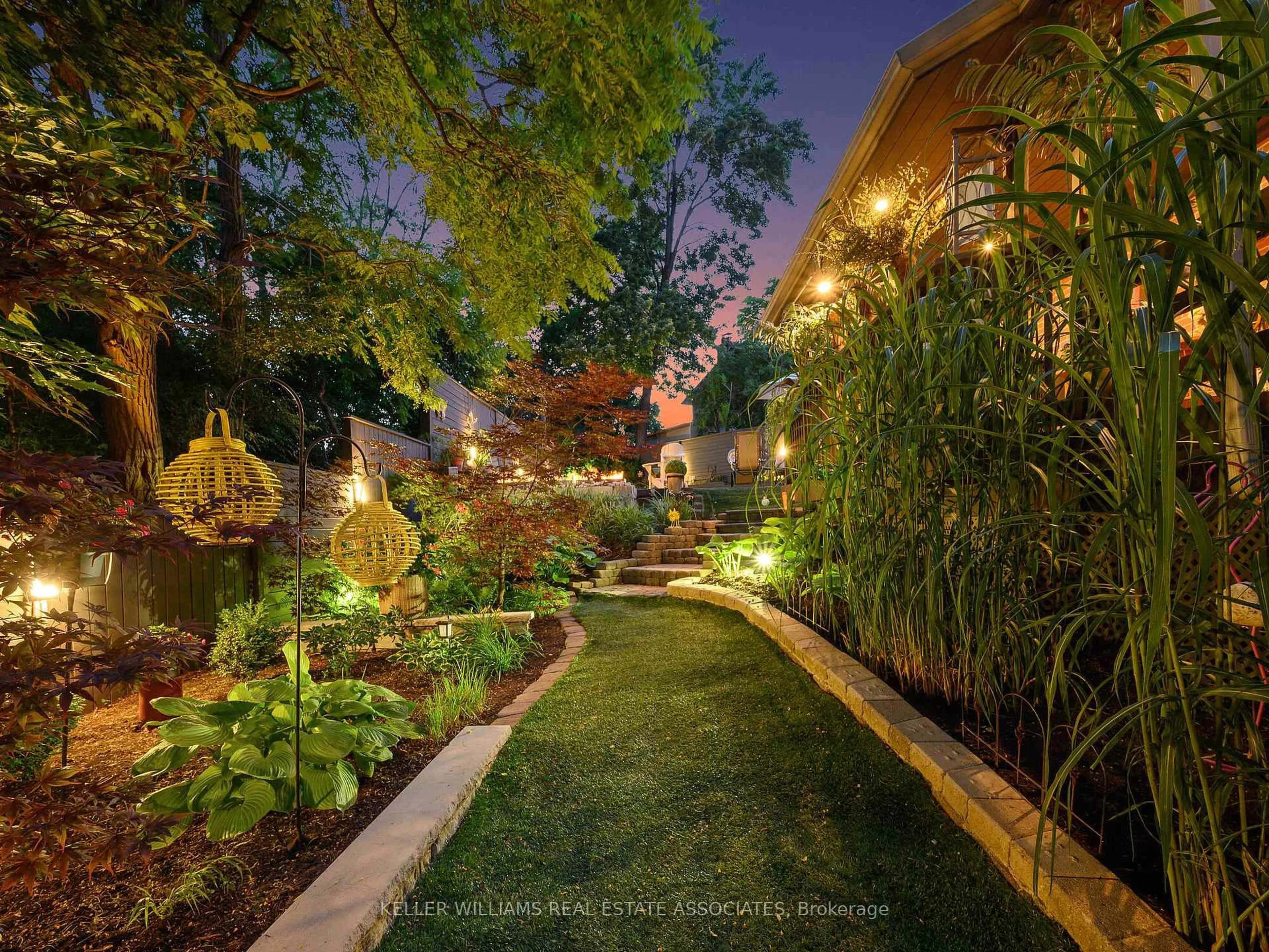 Patio, street for 16 Amity Rd, Mississauga Ontario L5M 1P2