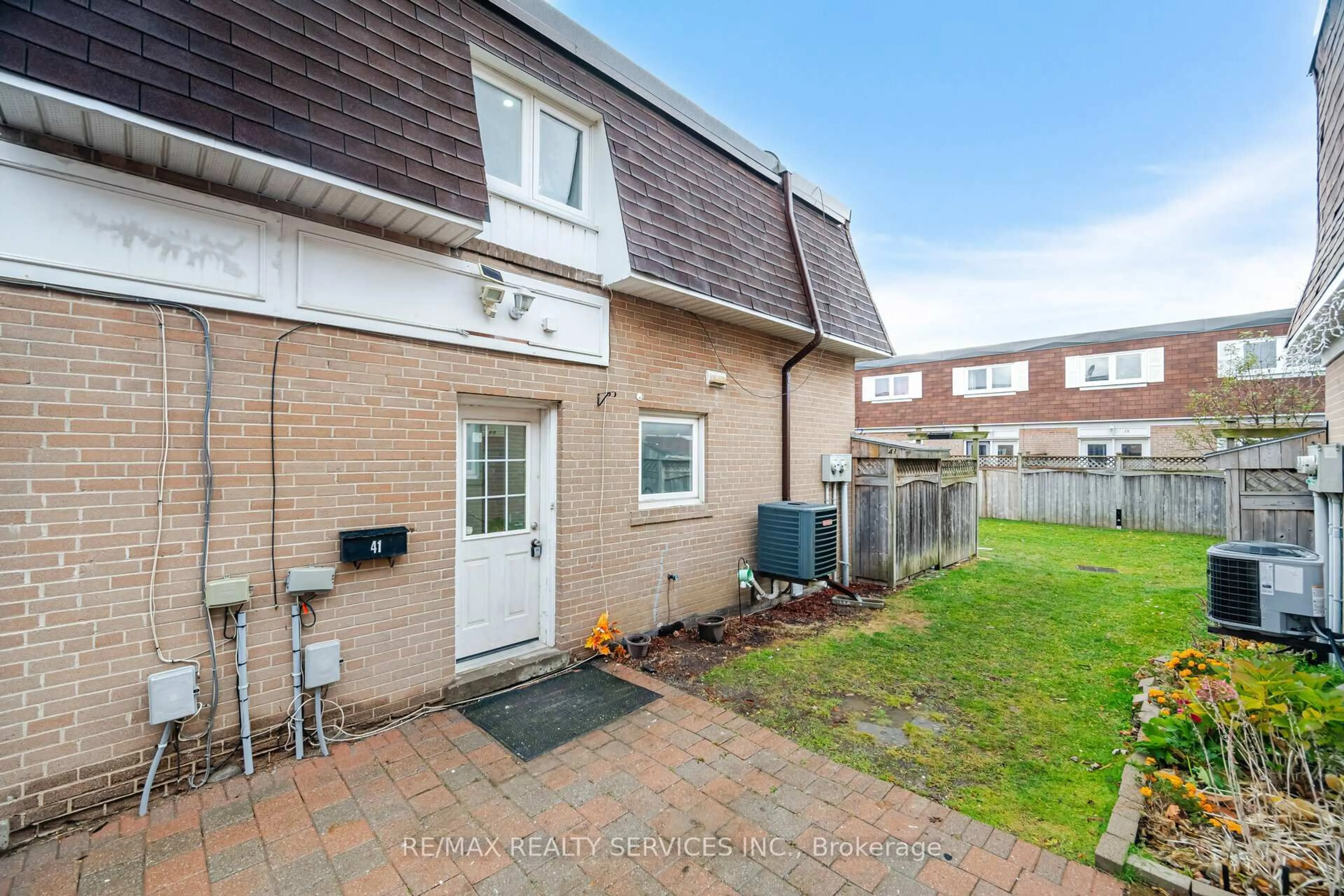 A pic from outside/outdoor area/front of a property/back of a property/a pic from drone, street for 41 Town House Cres, Brampton Ontario L6W 3G3
