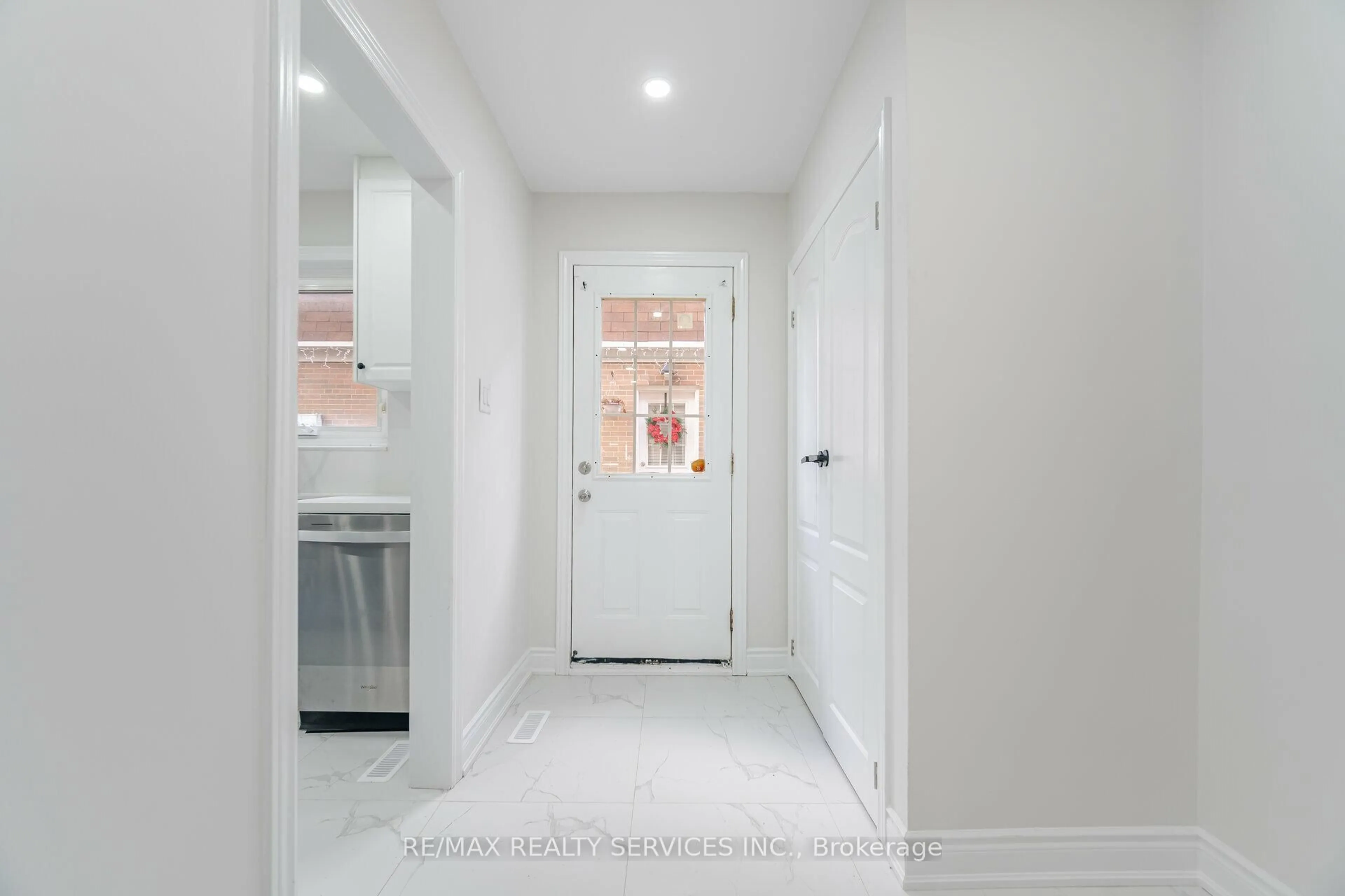 Indoor entryway for 41 Town House Cres, Brampton Ontario L6W 3G3