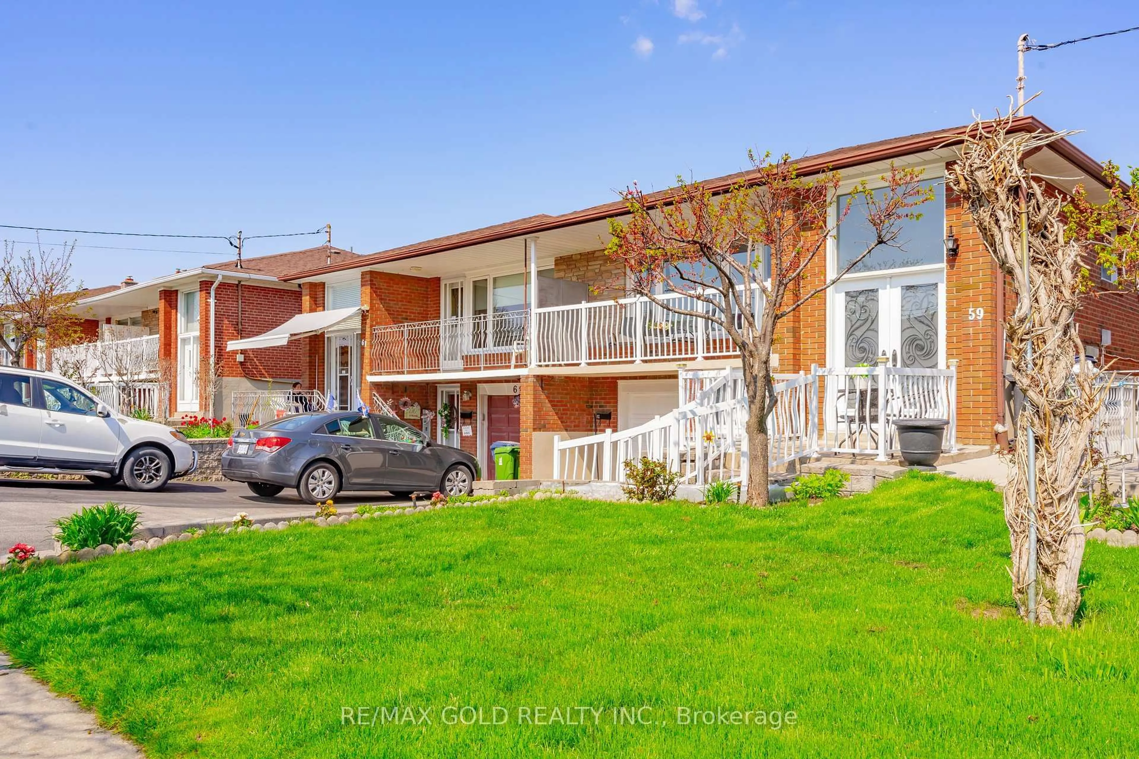 A pic from outside/outdoor area/front of a property/back of a property/a pic from drone, street for 59 Seacliff Blvd, Toronto Ontario M9L 2G7