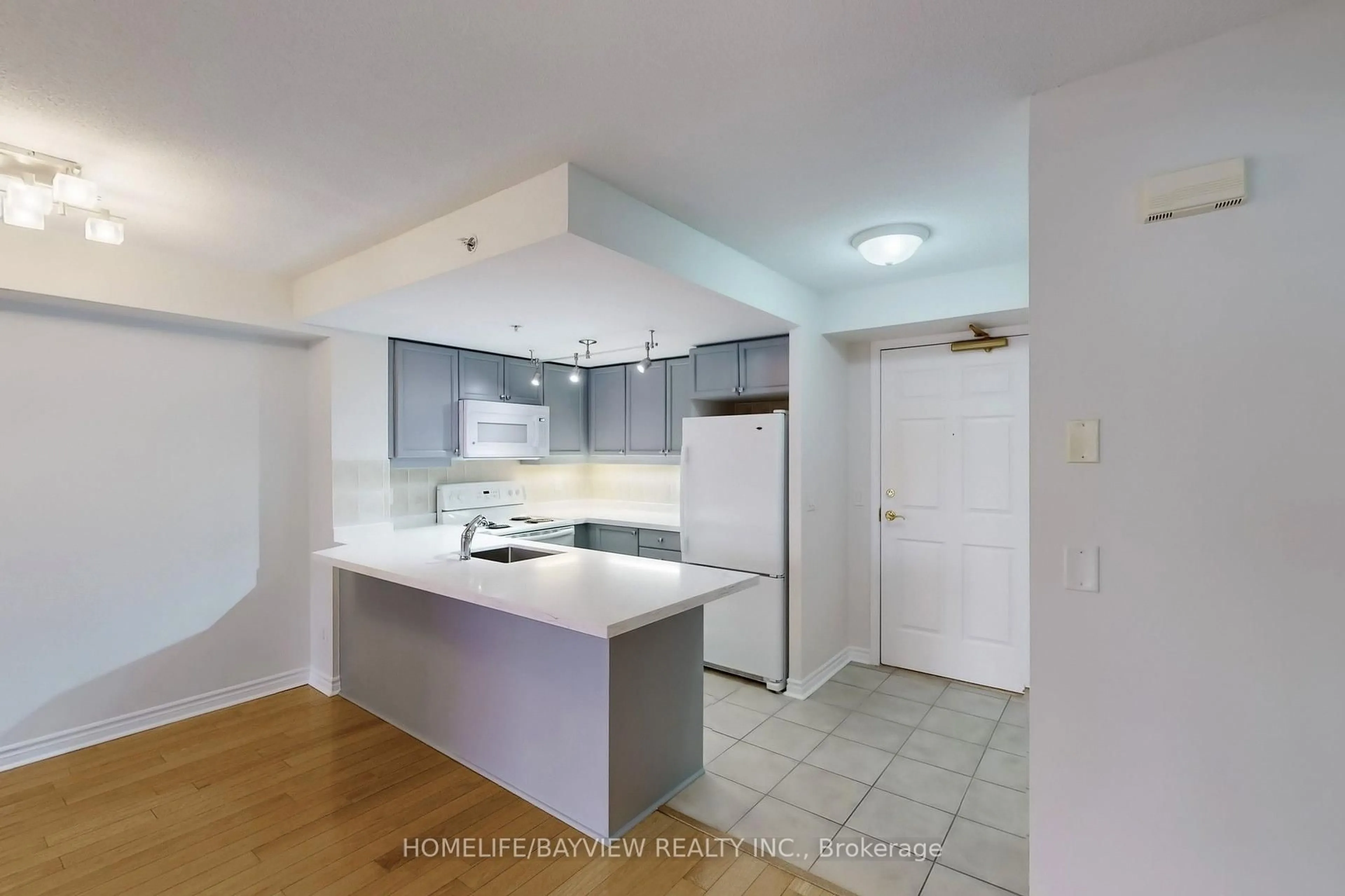 Standard kitchen, unknown for 350 Princess Royal Dr #1002, Mississauga Ontario L5B 4N1
