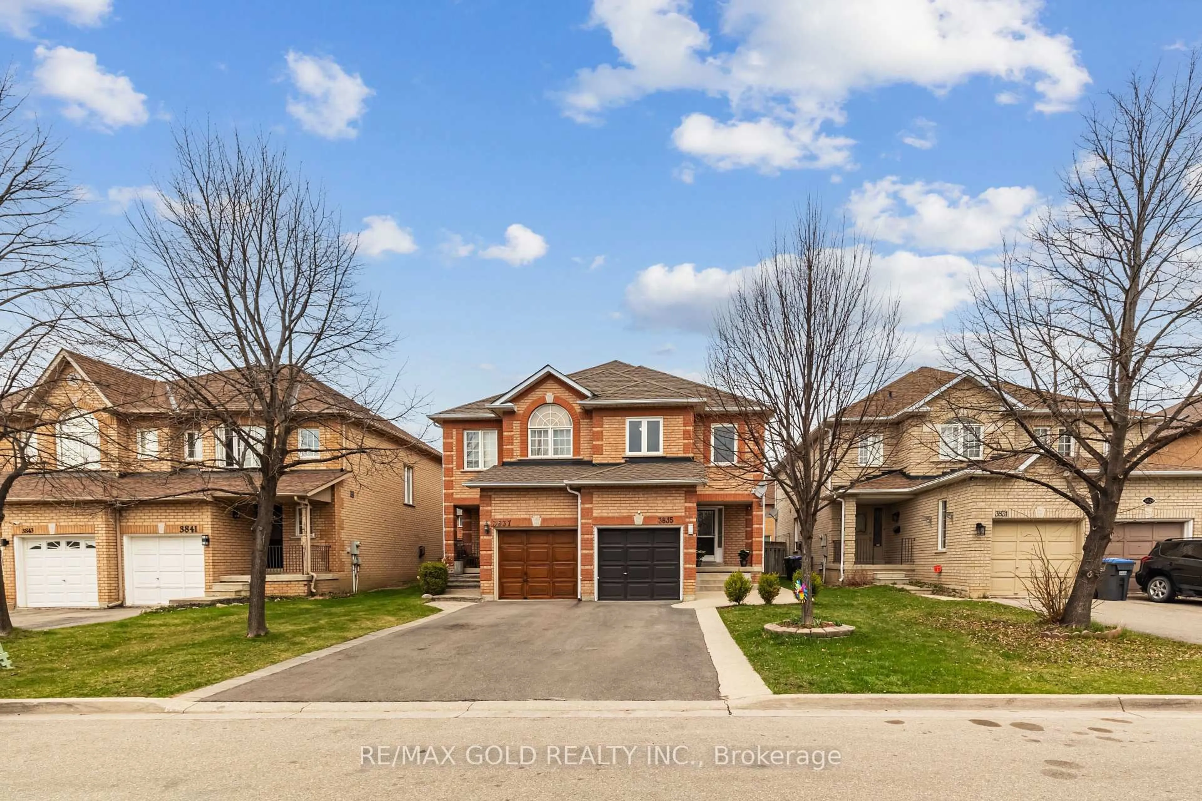 A pic from outside/outdoor area/front of a property/back of a property/a pic from drone, street for 3835 Forest Bluff Cres, Mississauga Ontario L5N 7V1