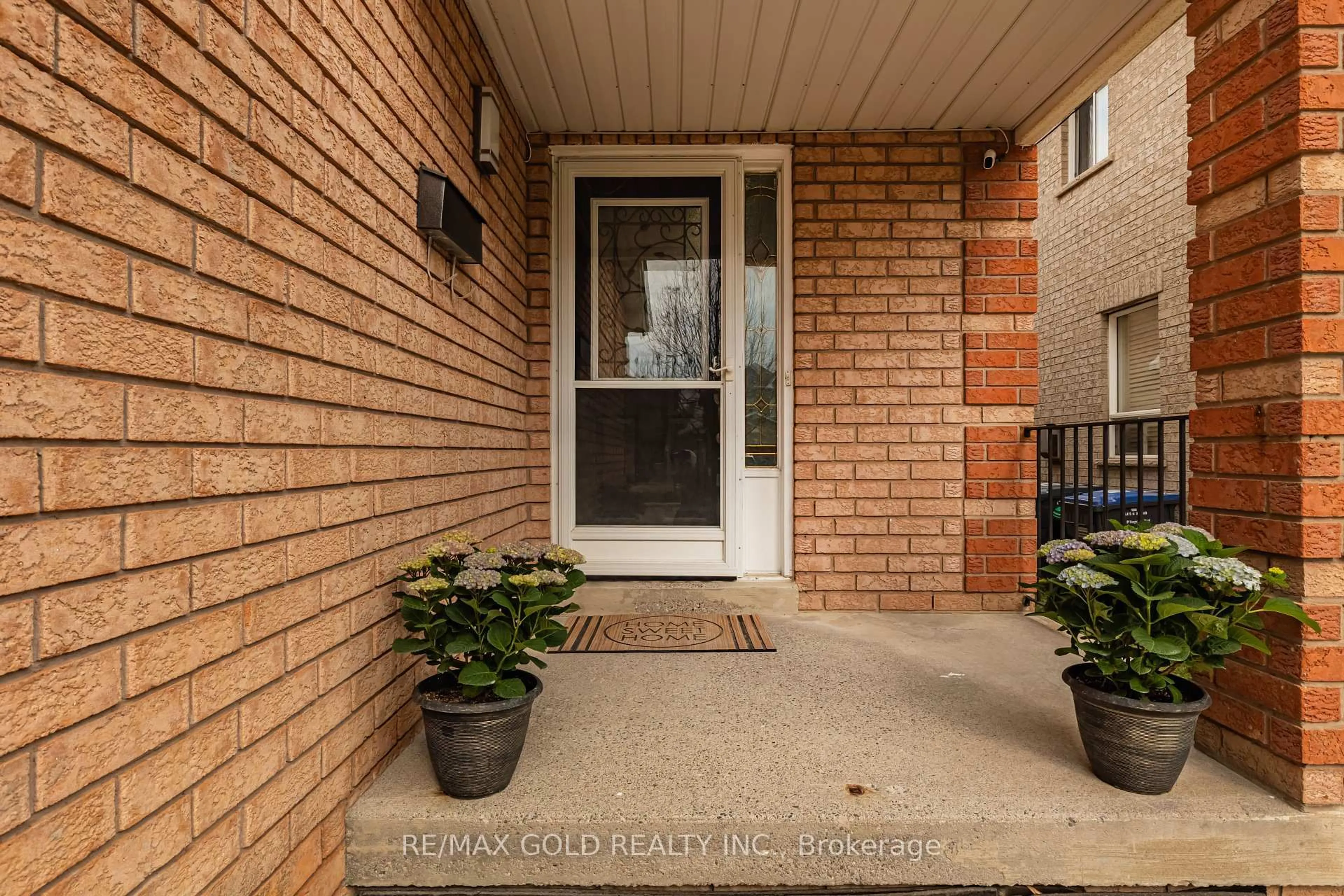 Indoor entryway for 3835 Forest Bluff Cres, Mississauga Ontario L5N 7V1