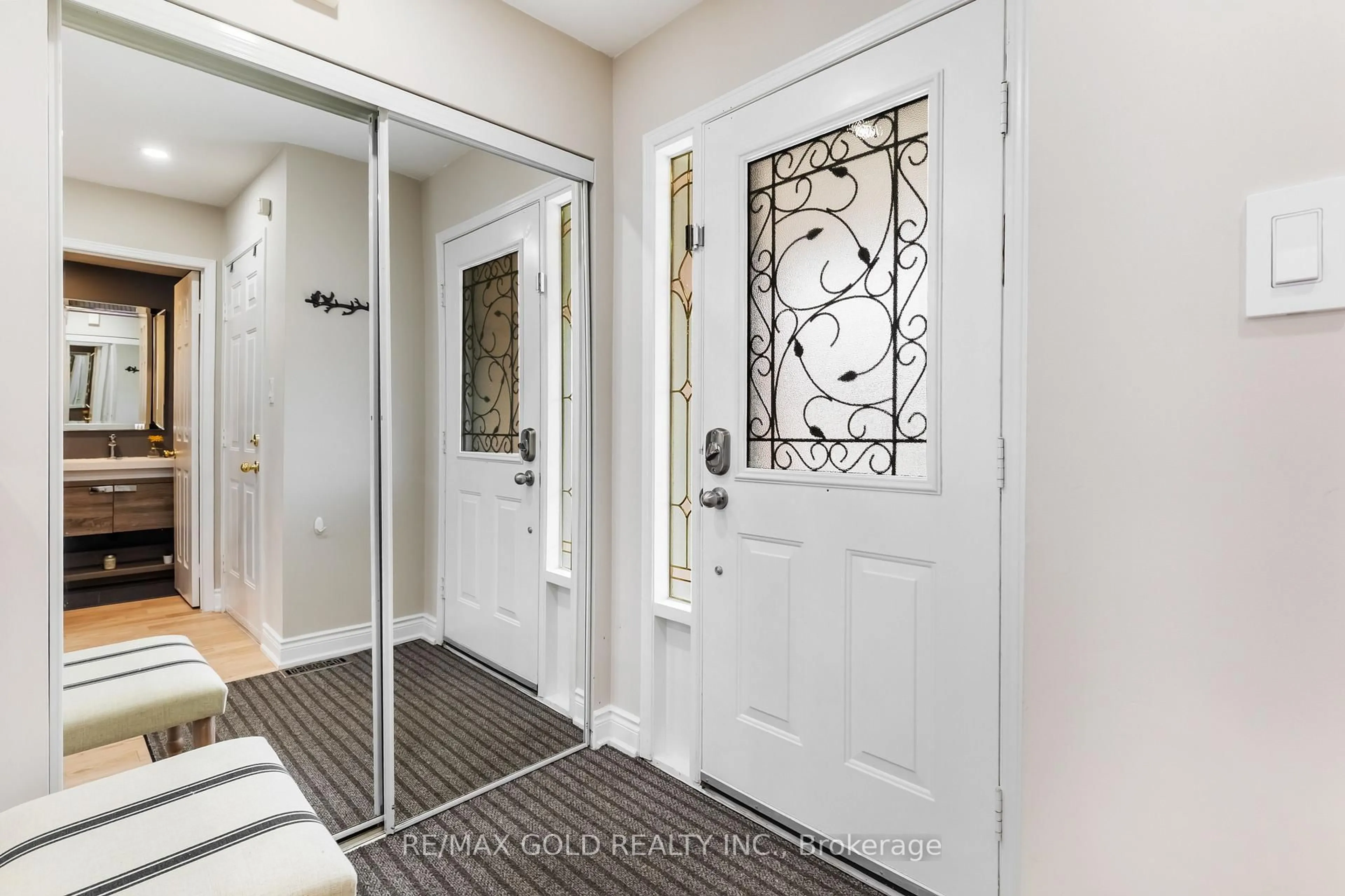 Indoor entryway for 3835 Forest Bluff Cres, Mississauga Ontario L5N 7V1
