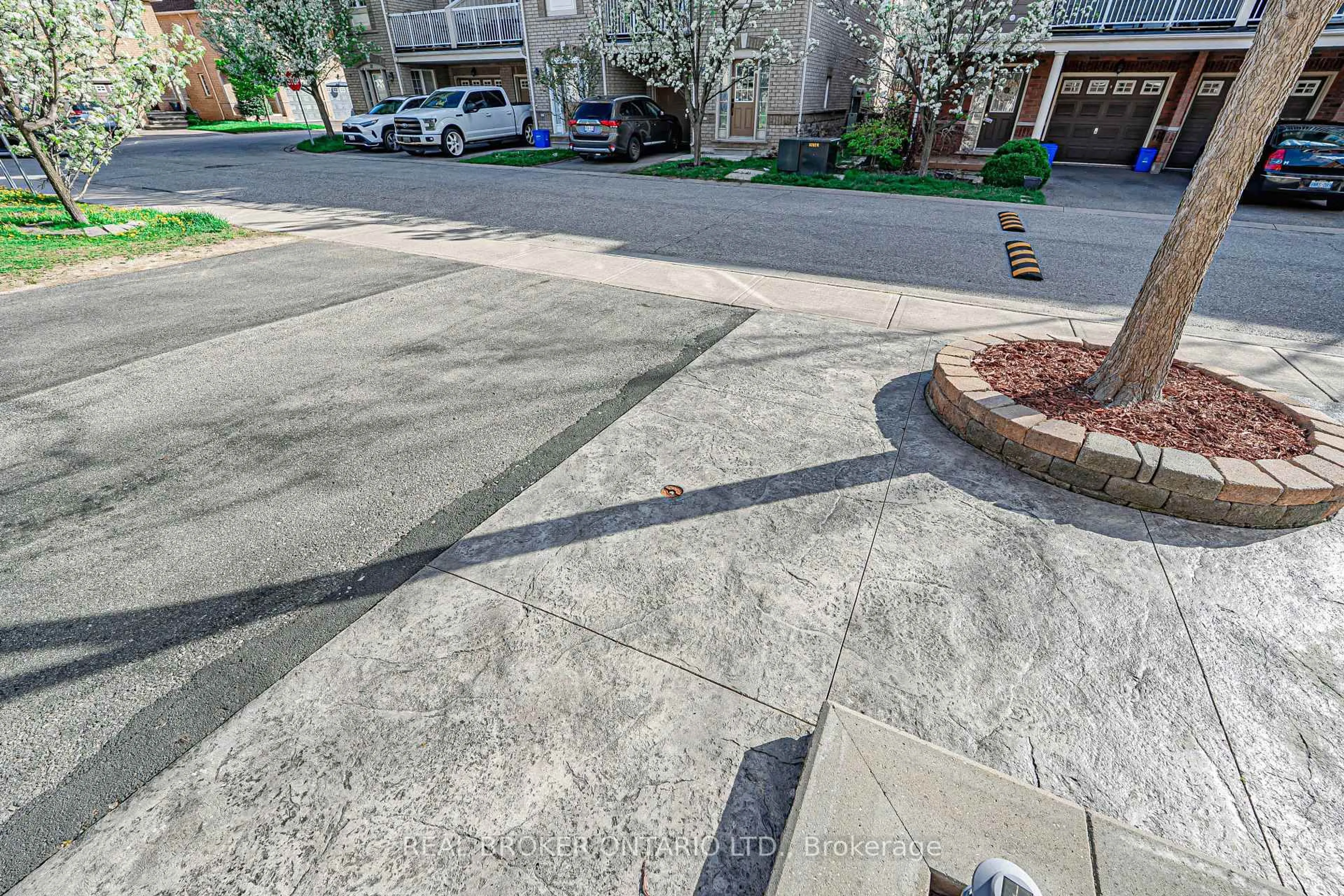 Patio, street for 620 Ferguson Dr #48, Milton Ontario L9T 0M8