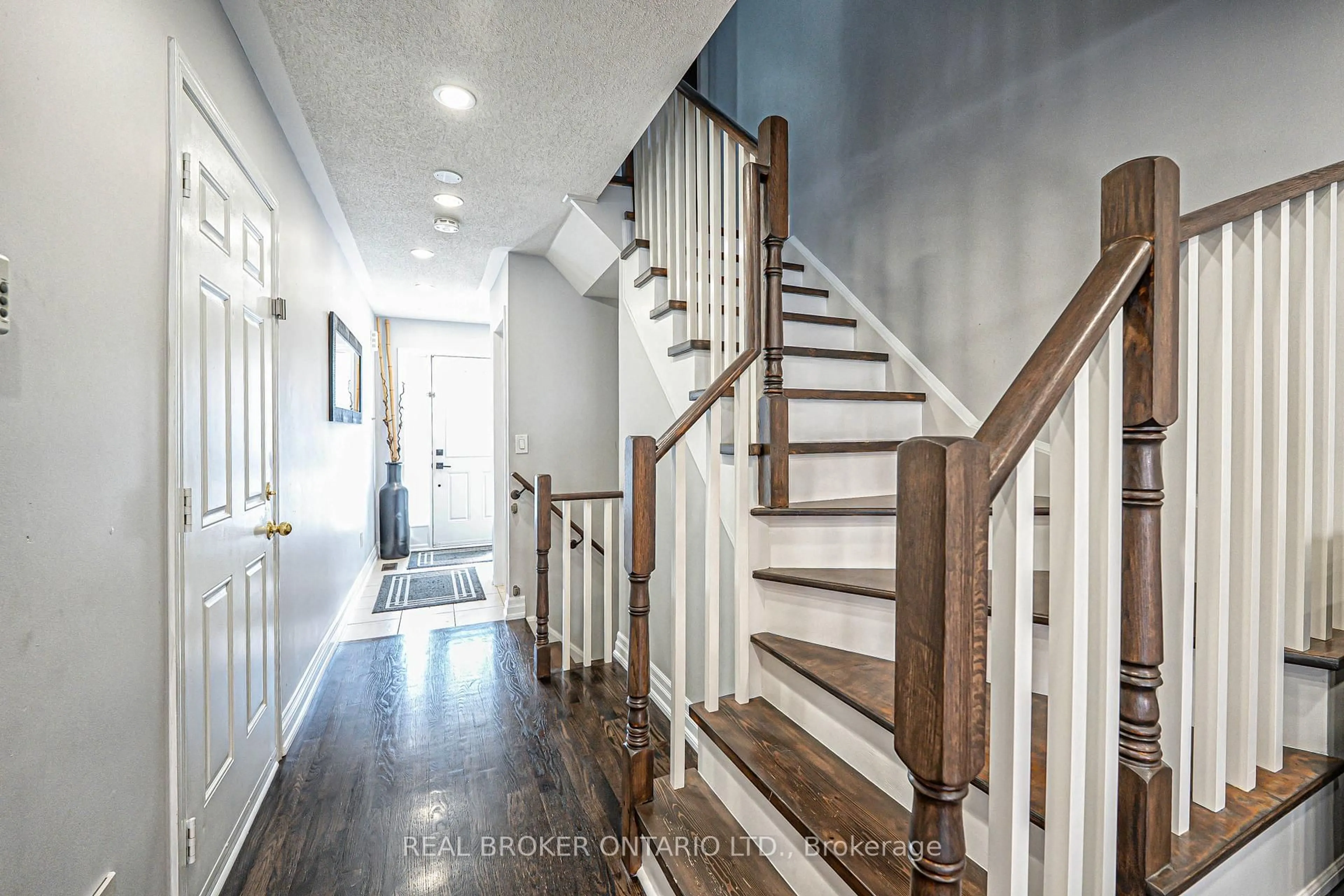 Indoor entryway for 620 Ferguson Dr #48, Milton Ontario L9T 0M8