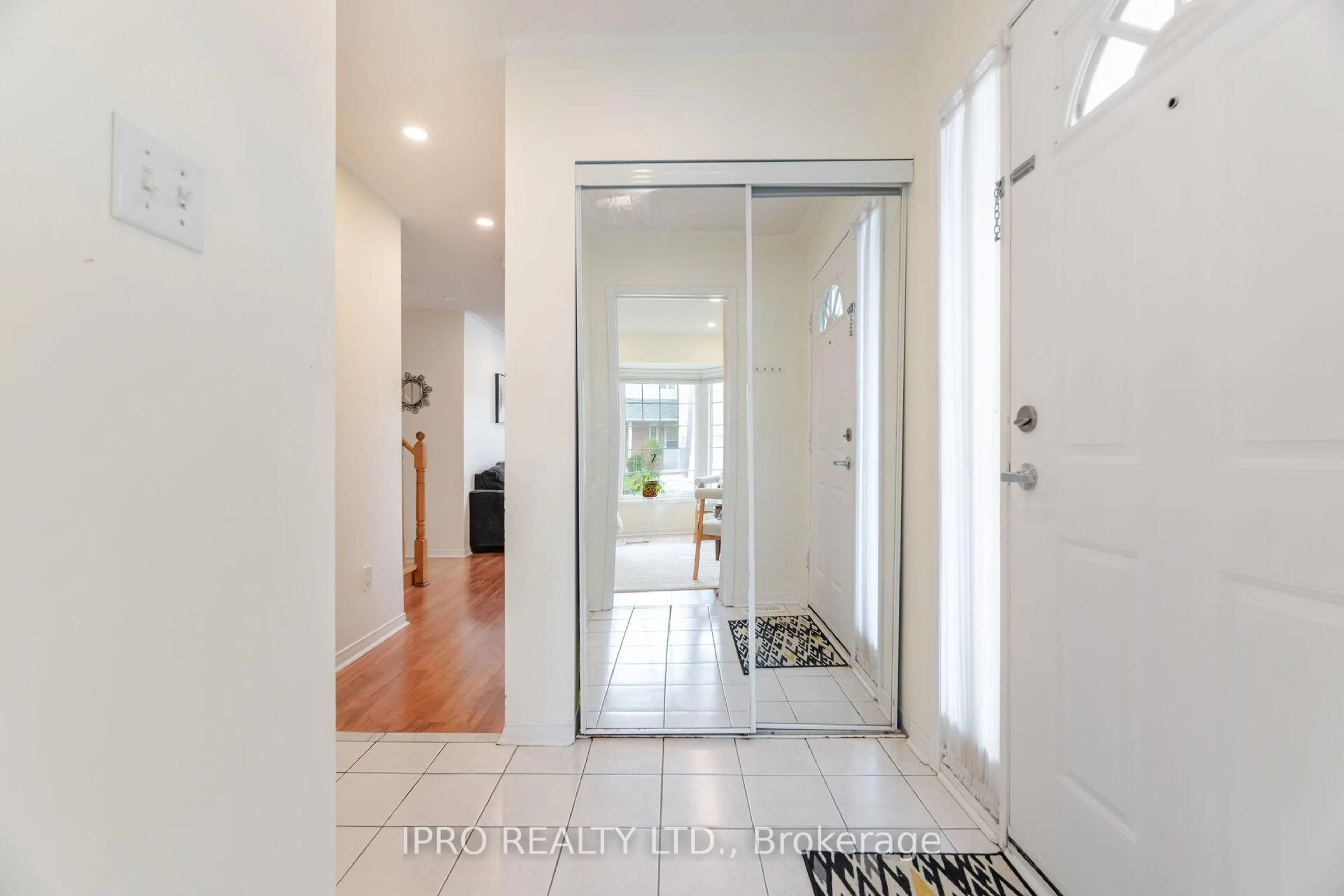 Indoor entryway for 5205 Glen Erin Dr #40A, Mississauga Ontario L5M 5N6