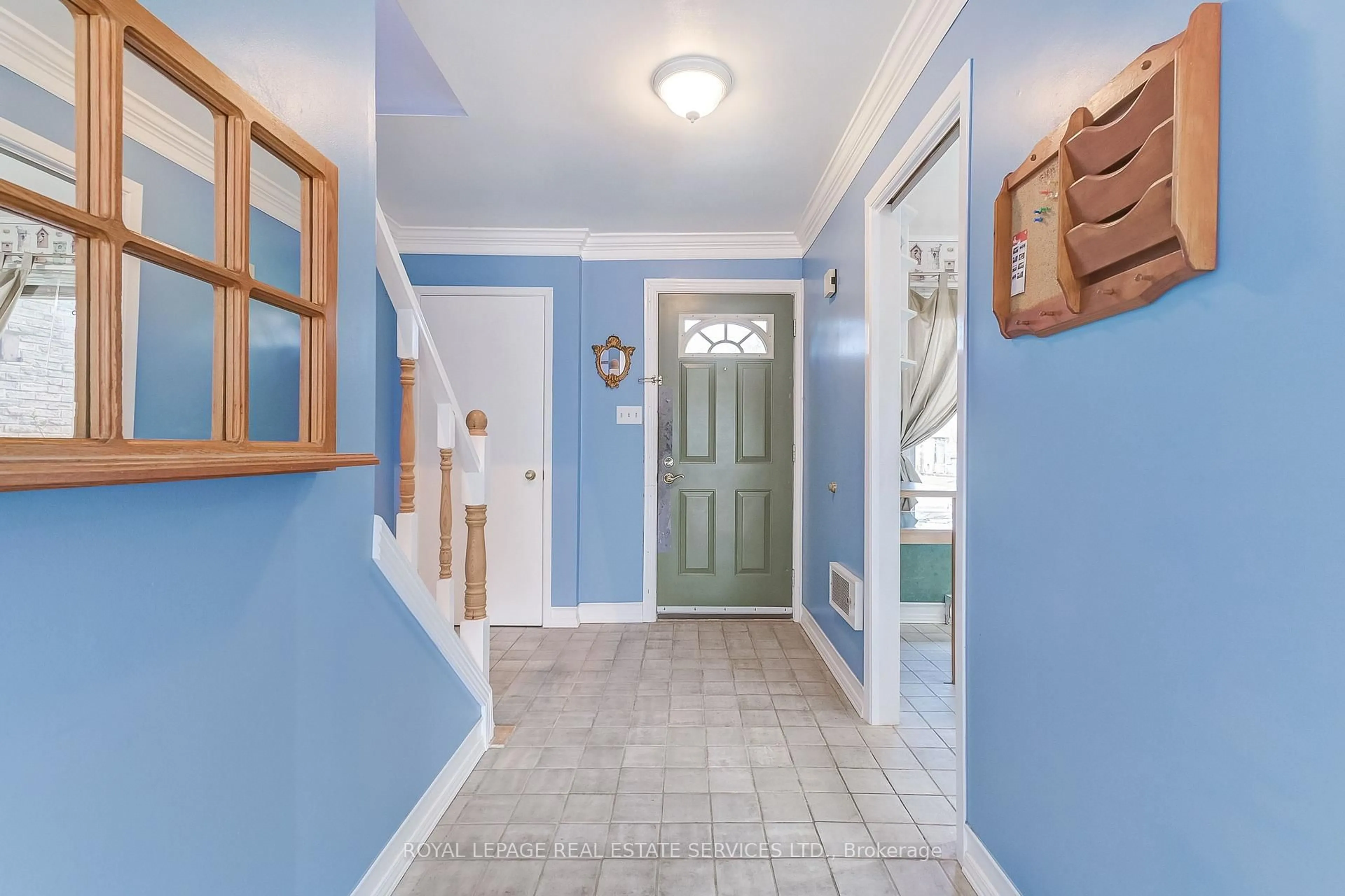 Indoor entryway for 6540 Falconer Dr #35, Mississauga Ontario L5N 1M1