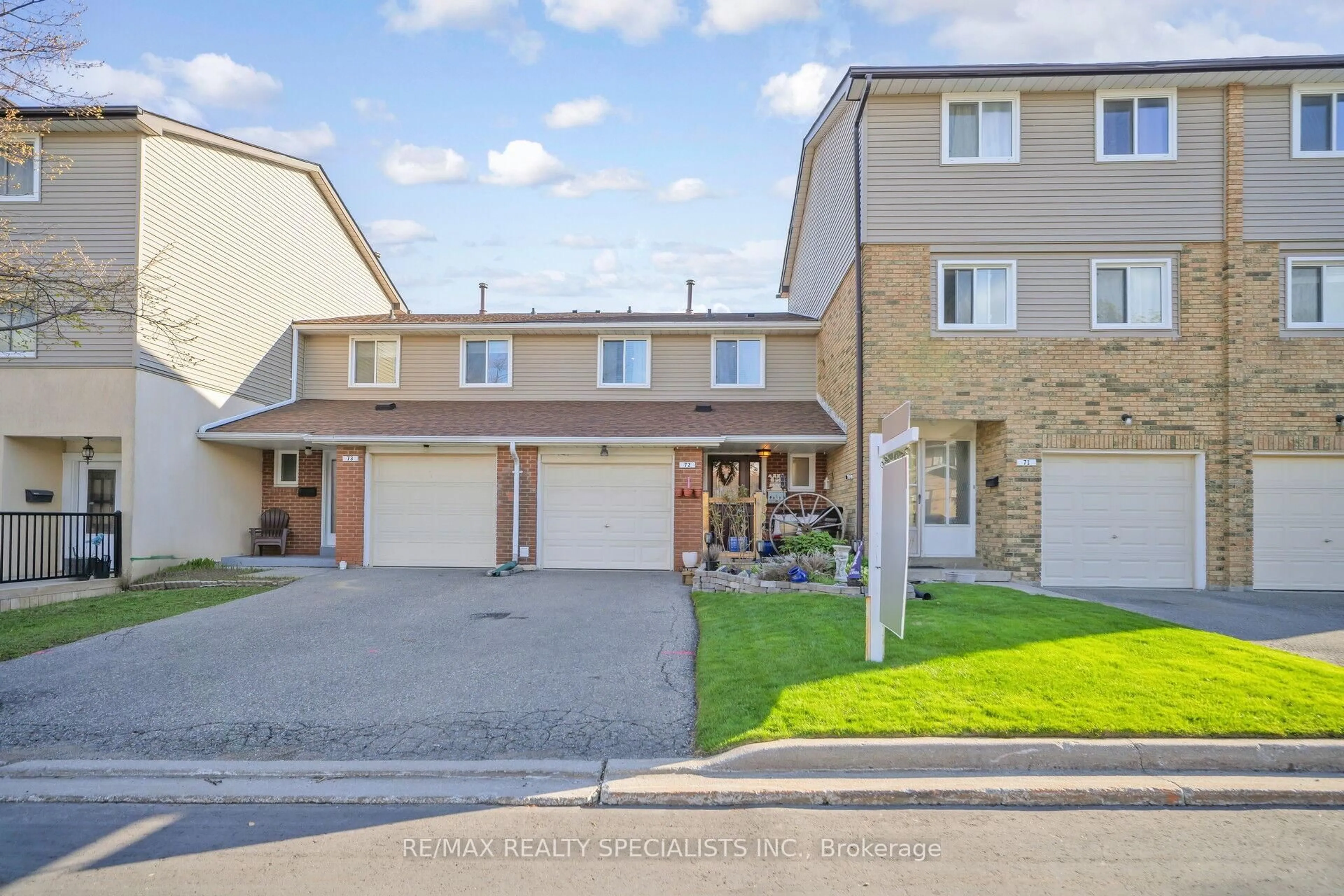 A pic from outside/outdoor area/front of a property/back of a property/a pic from drone, street for 72 Carisbrooke Crt, Brampton Ontario L6S 3K1