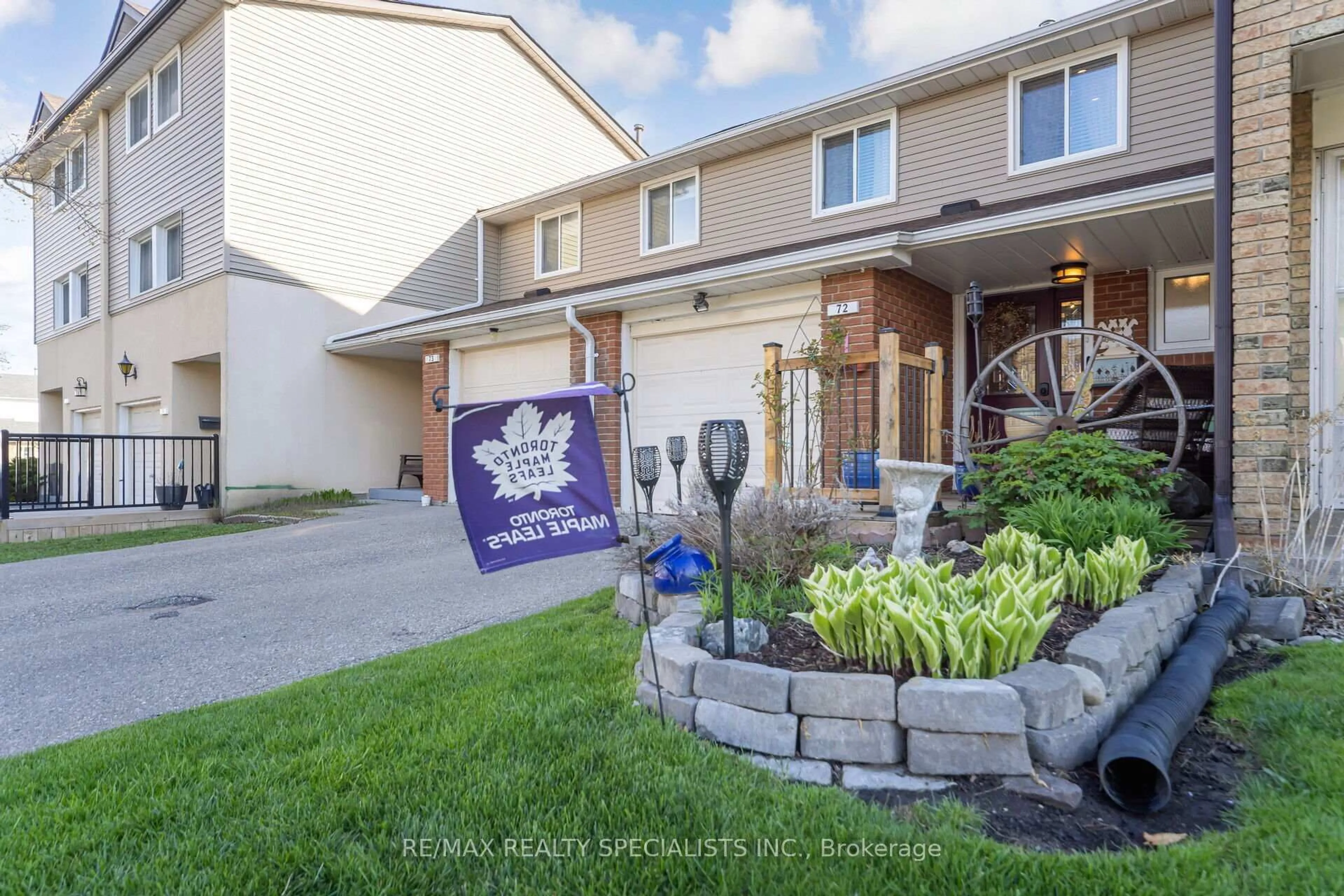 Home with vinyl exterior material, street for 72 Carisbrooke Crt, Brampton Ontario L6S 3K1