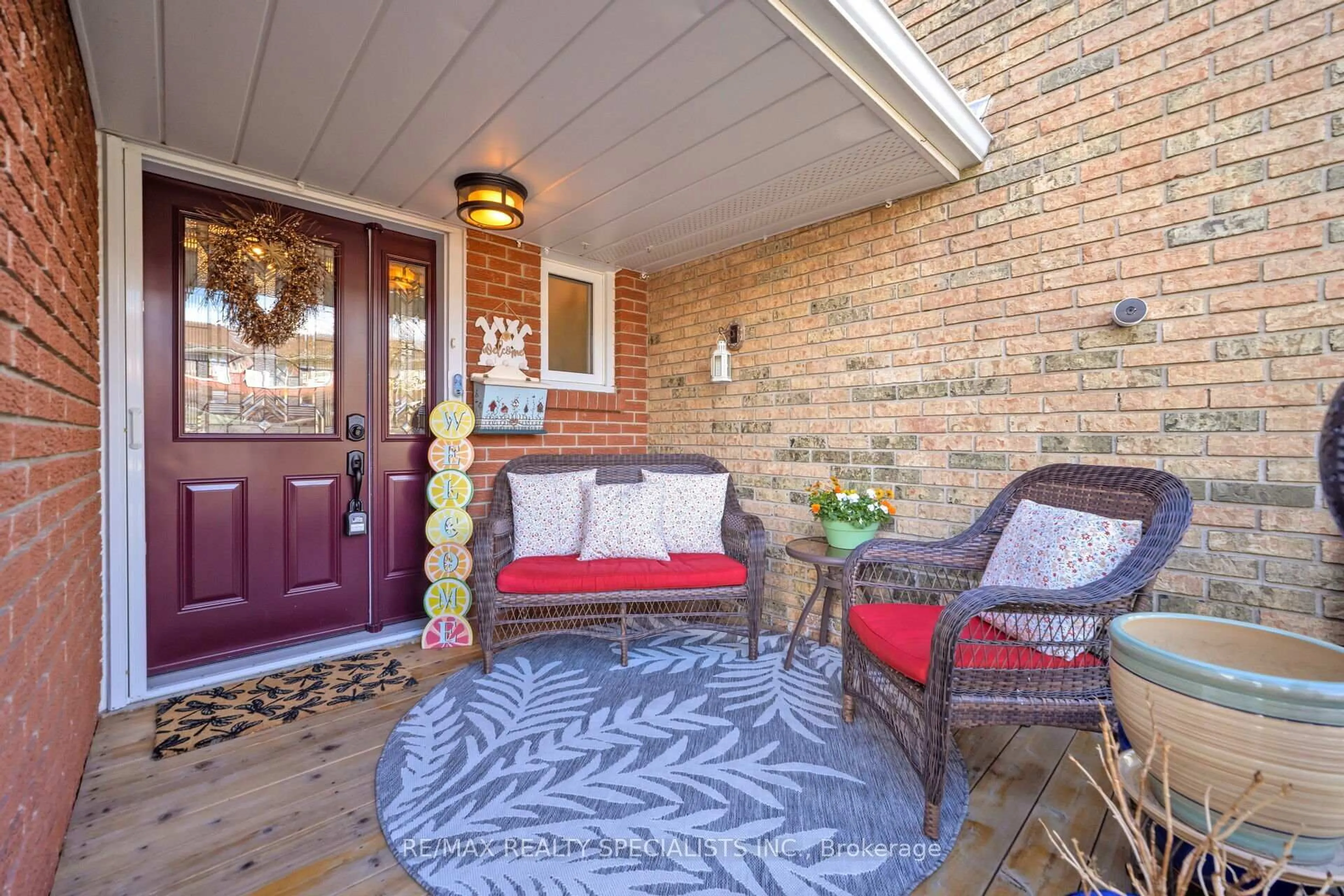 Patio, street for 72 Carisbrooke Crt, Brampton Ontario L6S 3K1