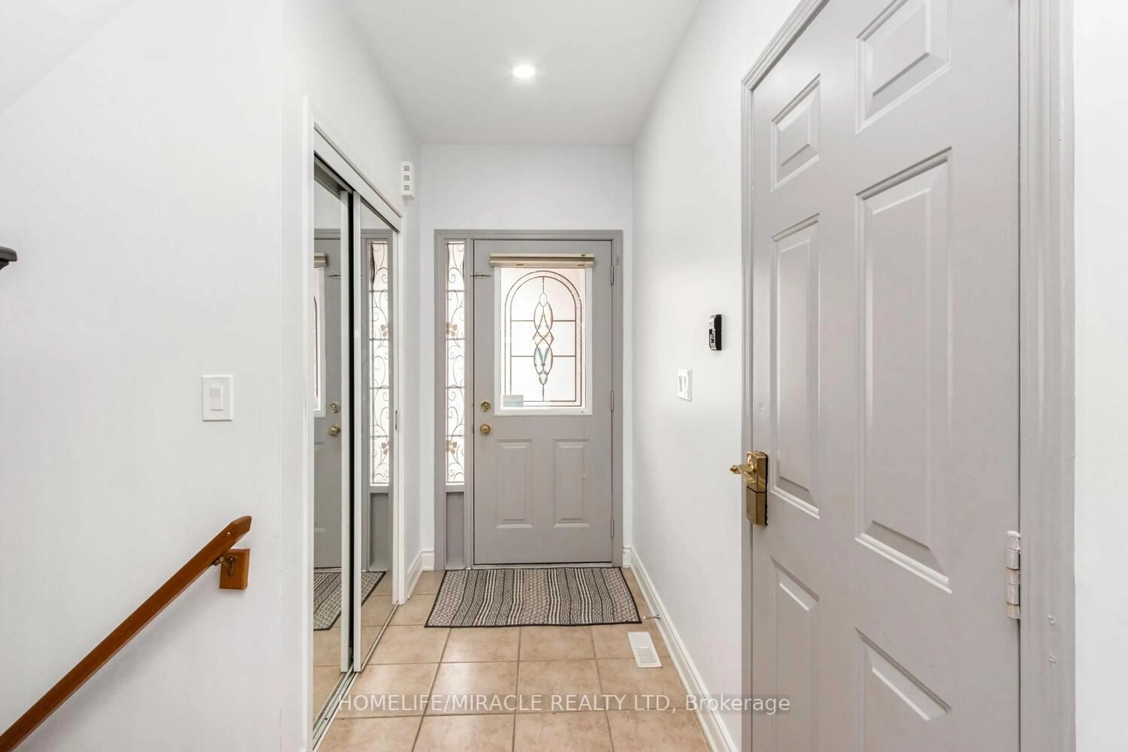 Indoor entryway for 1677 Stover Cres, Milton Ontario L9T 5N3