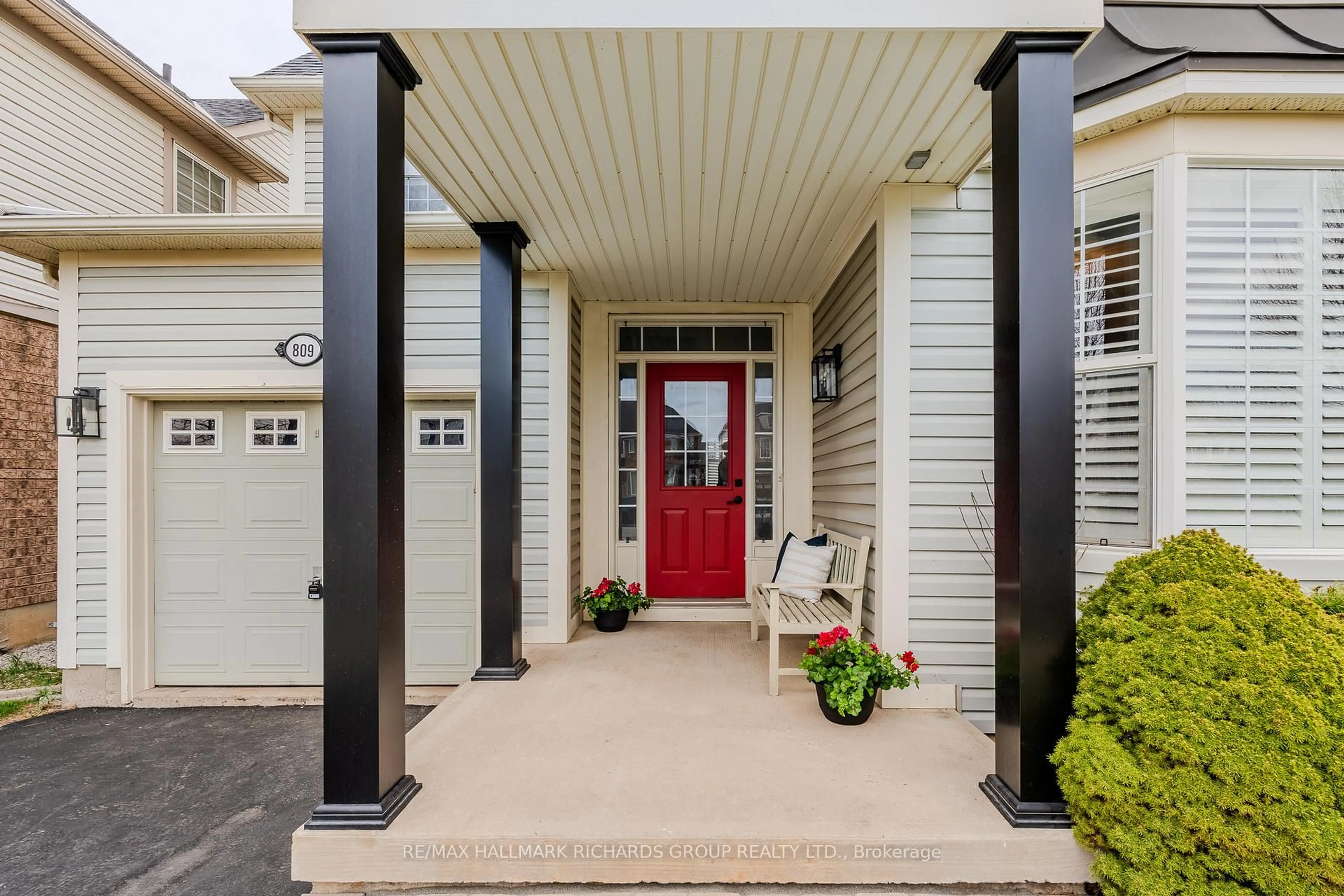 Indoor entryway for 809 Trudeau Dr, Milton Ontario L9T 5T7