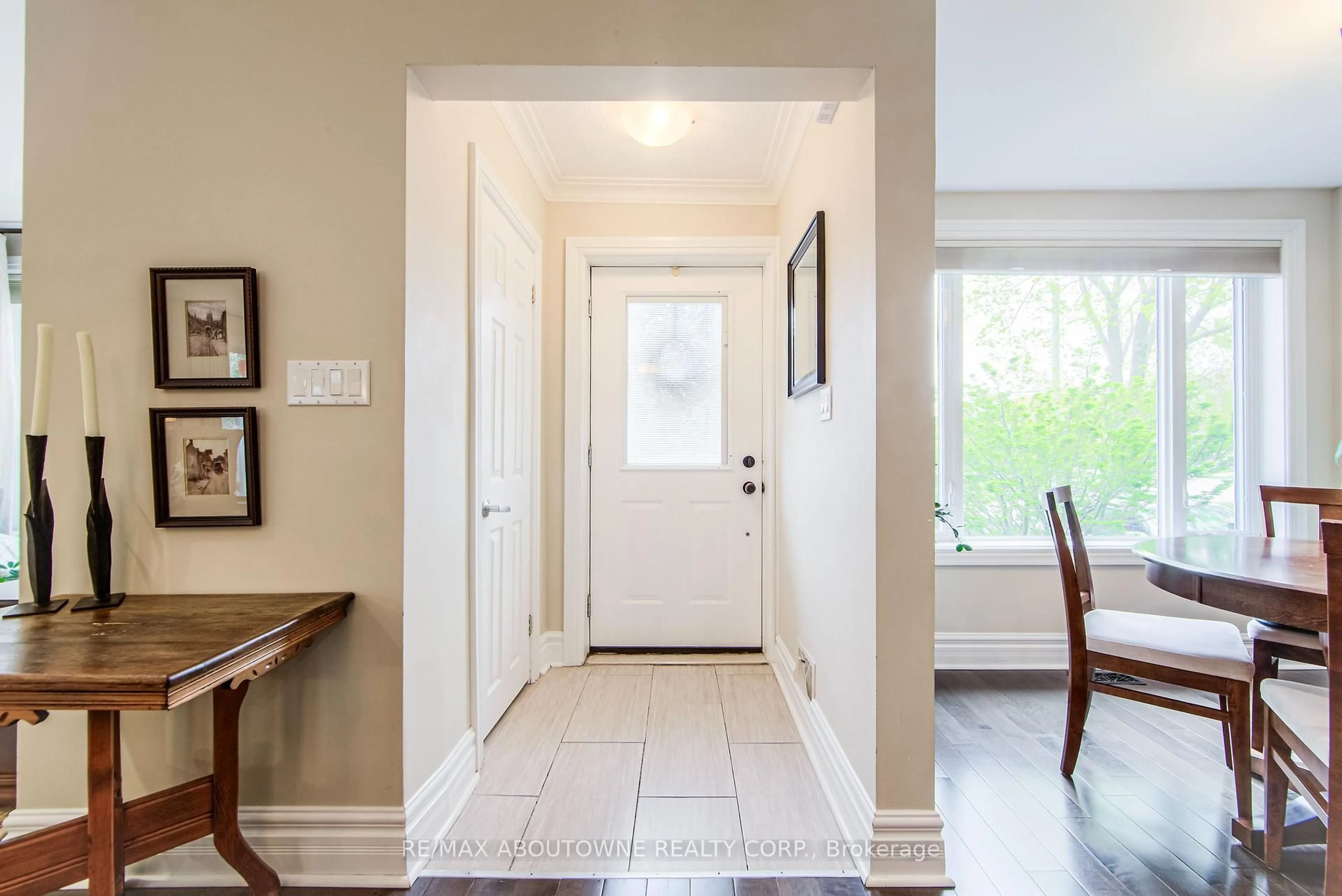 Indoor entryway for 75 Kingswood Rd, Oakville Ontario L6K 2E2
