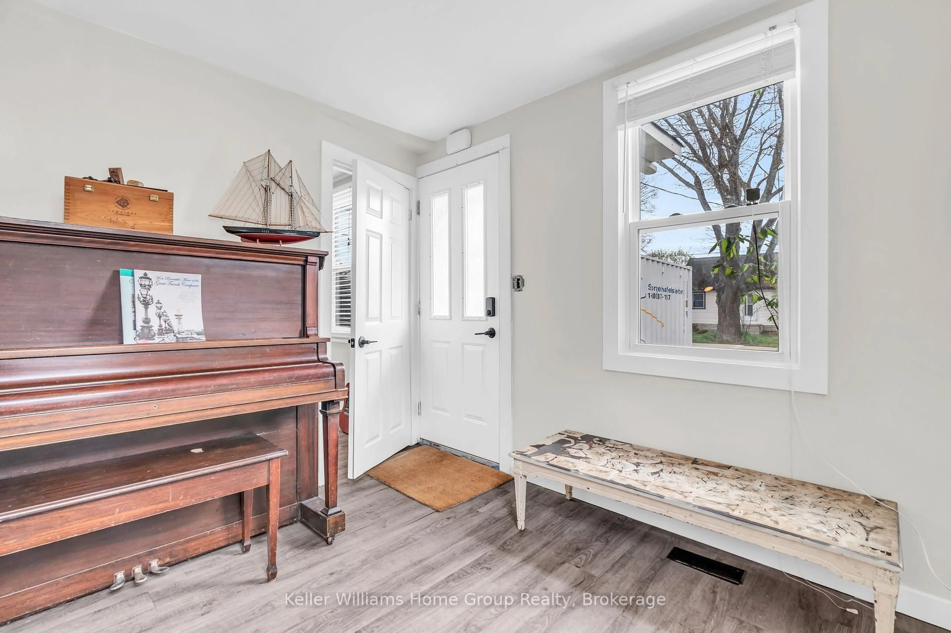 Indoor entryway for 179 Angelene St, Mississauga Ontario L5G 1X1