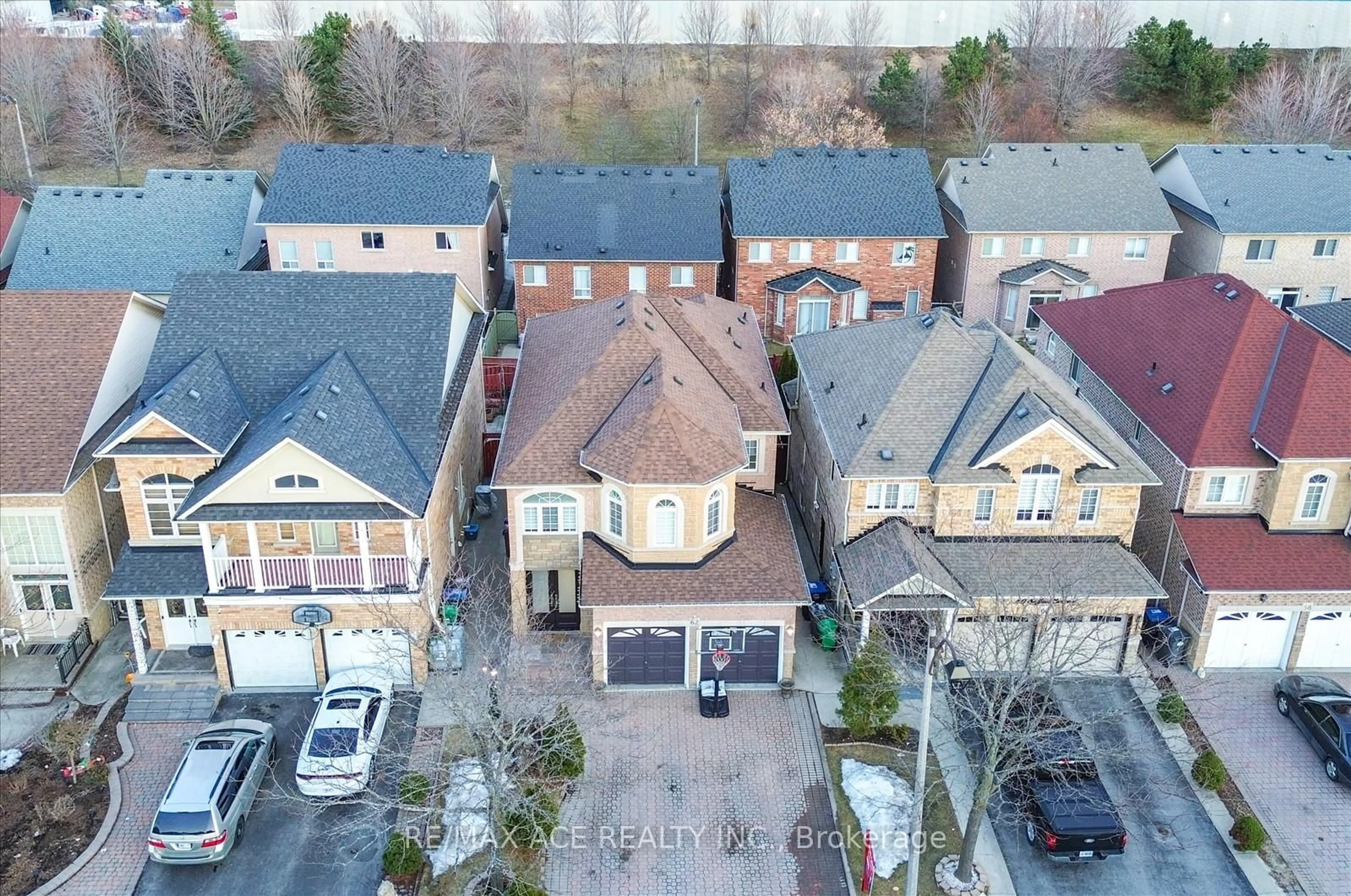 A pic from outside/outdoor area/front of a property/back of a property/a pic from drone, city buildings view from balcony for 62 Saffron Cres, Brampton Ontario L6S 6H7