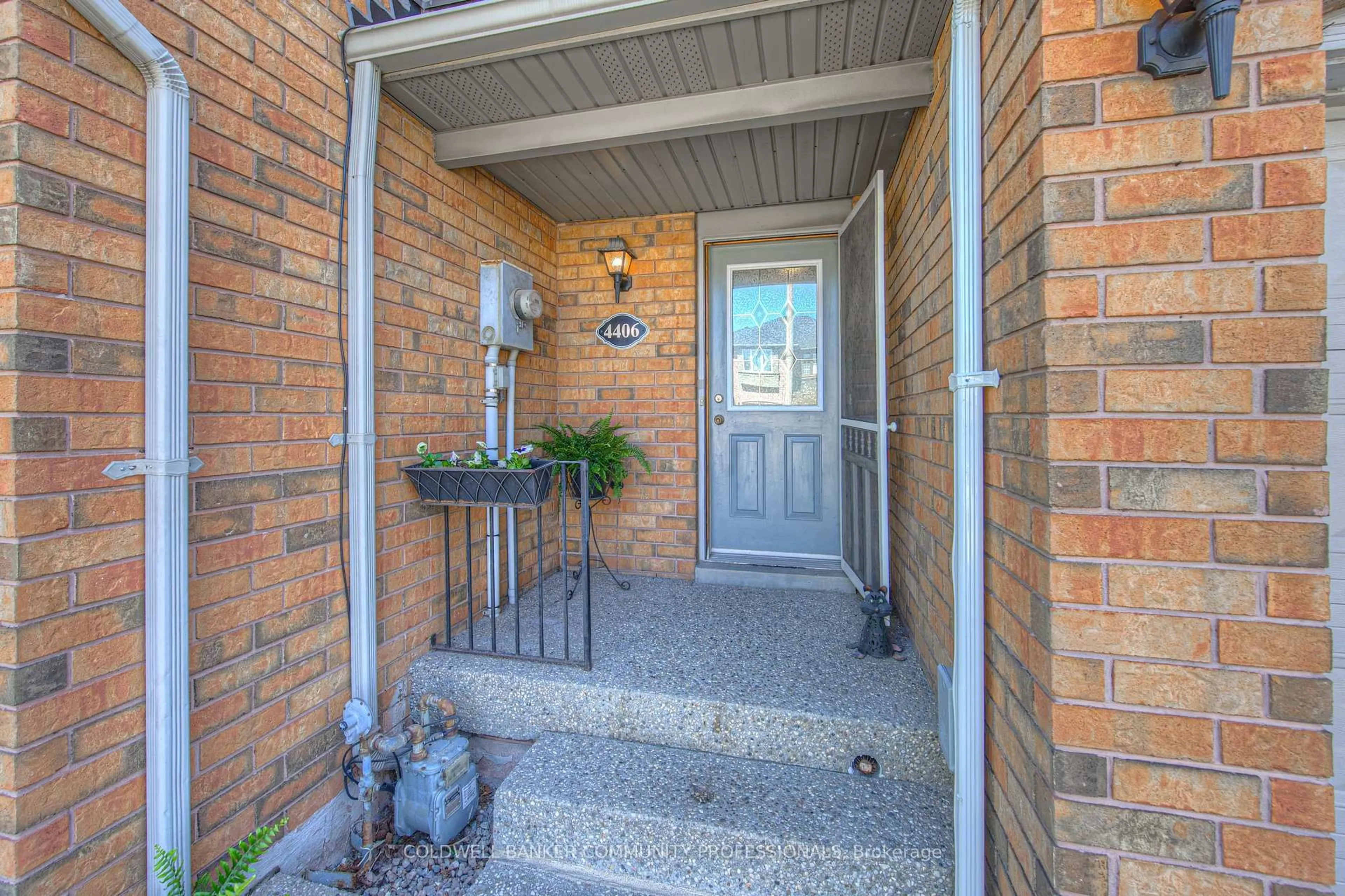 Indoor entryway for 4406 Vallence Dr, Burlington Ontario L7L 6J7