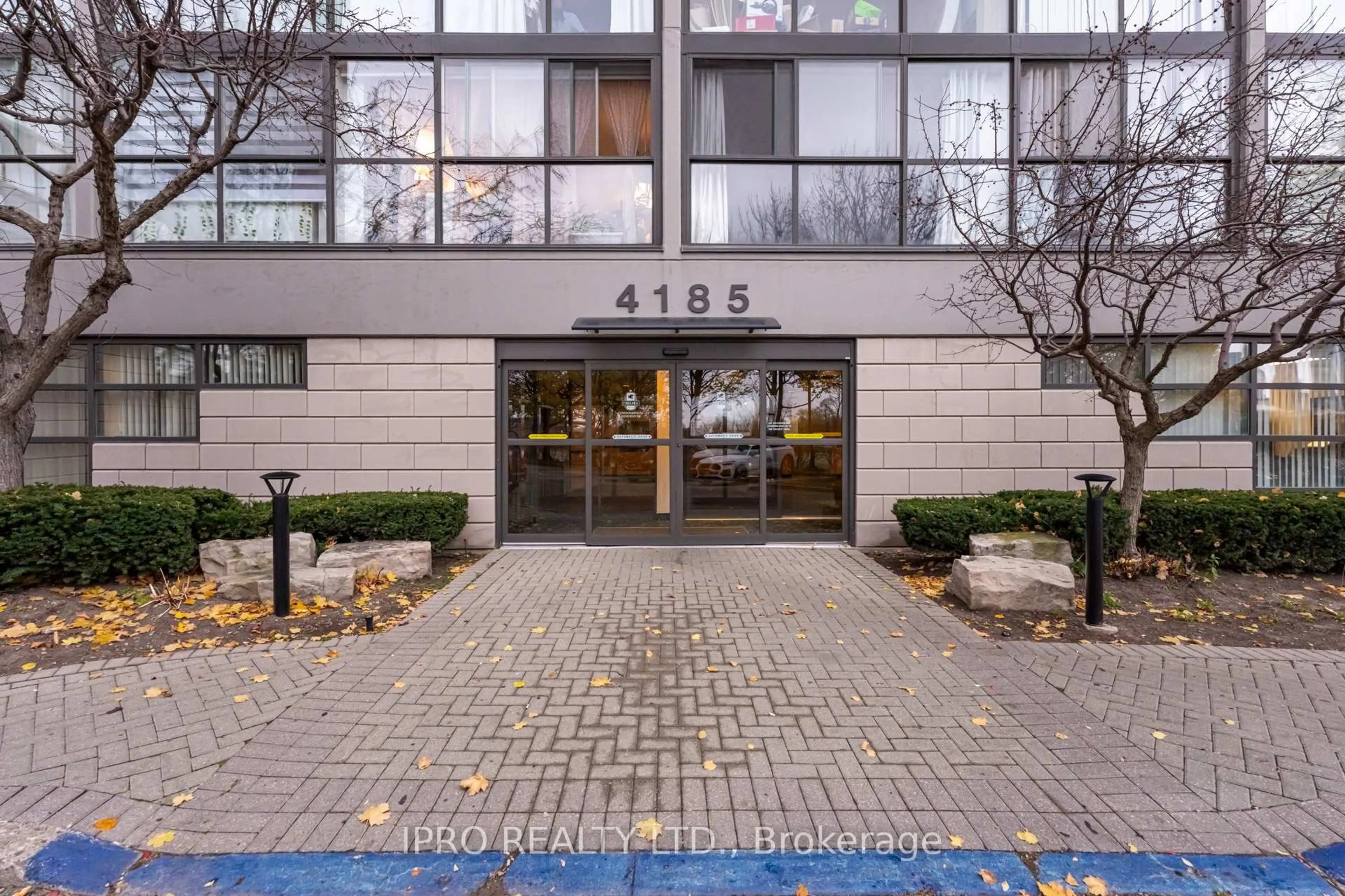 Indoor foyer for 4185 Shipp Dr #1616, Mississauga Ontario L4Z 2Y9