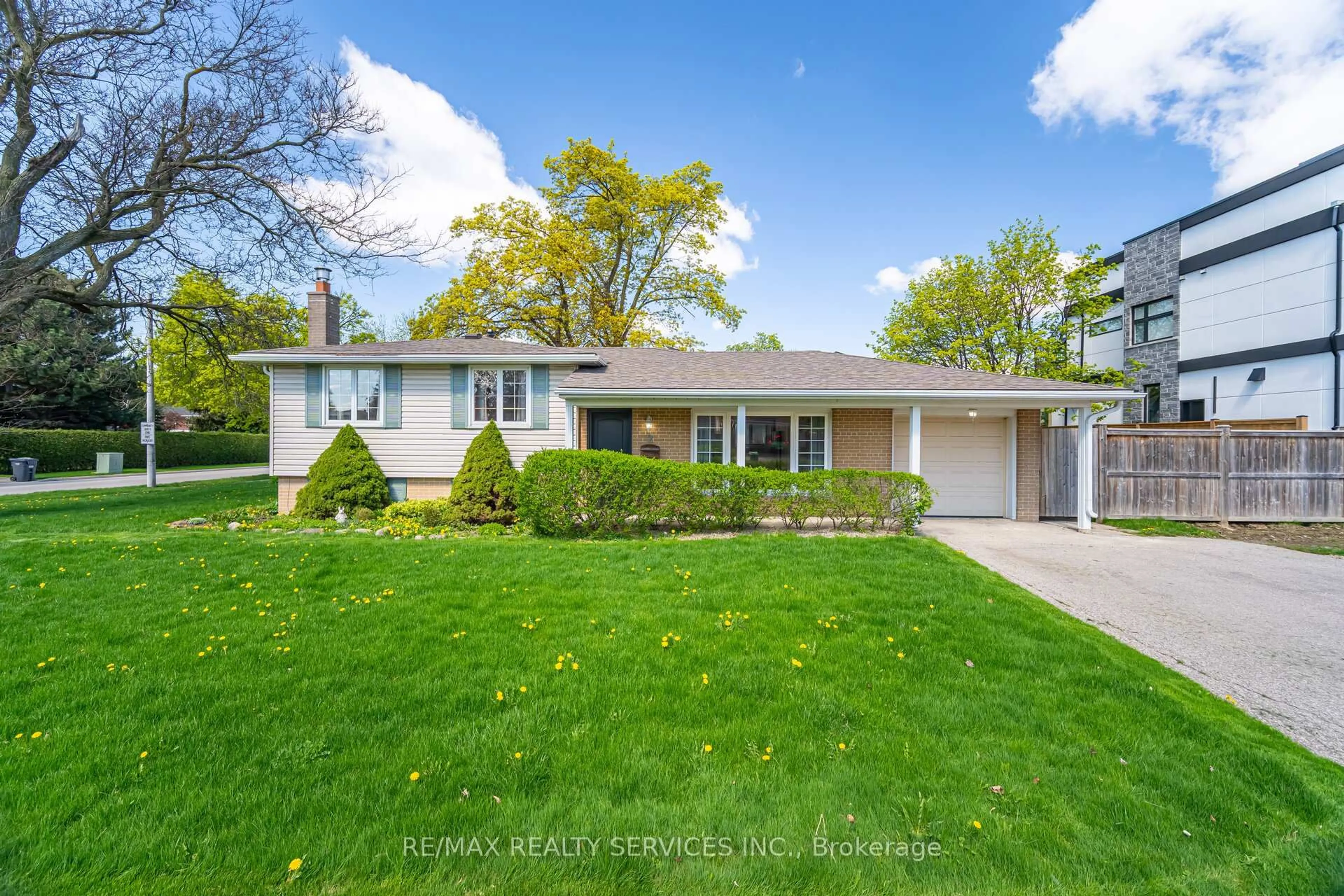 Home with vinyl exterior material, street for 2 Ferndale Cres, Brampton Ontario L6W 1E9
