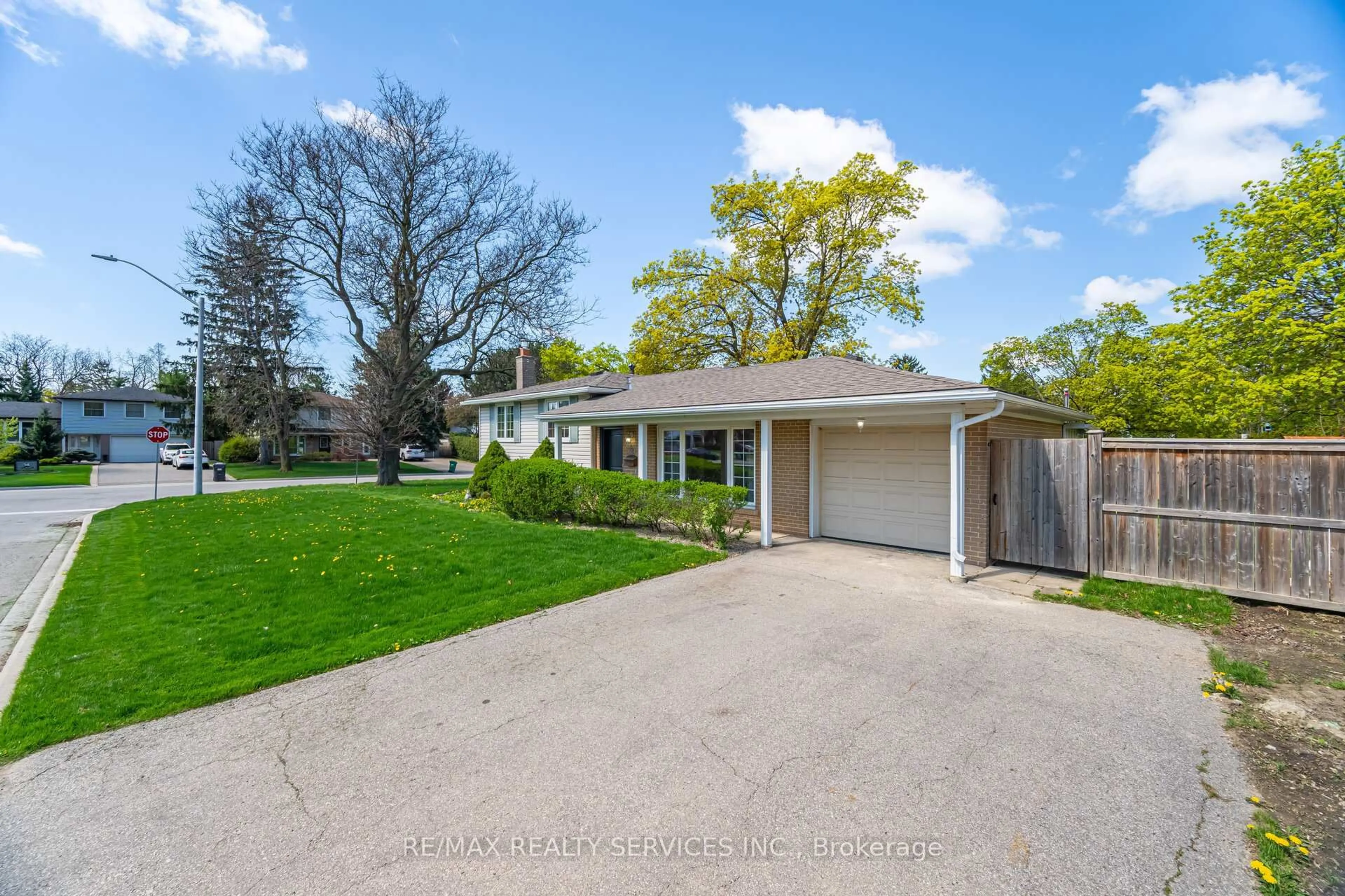 A pic from outside/outdoor area/front of a property/back of a property/a pic from drone, street for 2 Ferndale Cres, Brampton Ontario L6W 1E9
