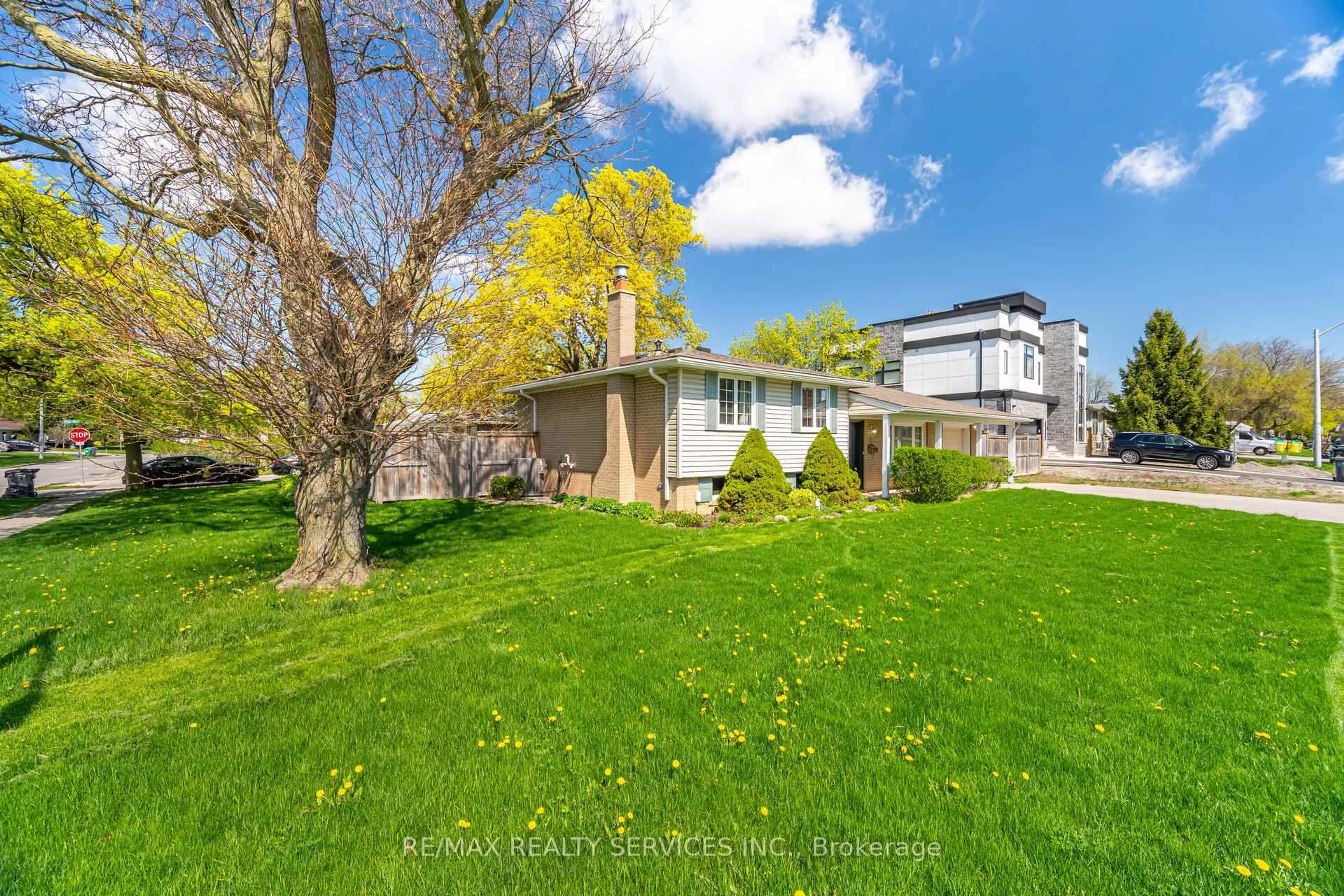 A pic from outside/outdoor area/front of a property/back of a property/a pic from drone, water/lake/river/ocean view for 2 Ferndale Cres, Brampton Ontario L6W 1E9