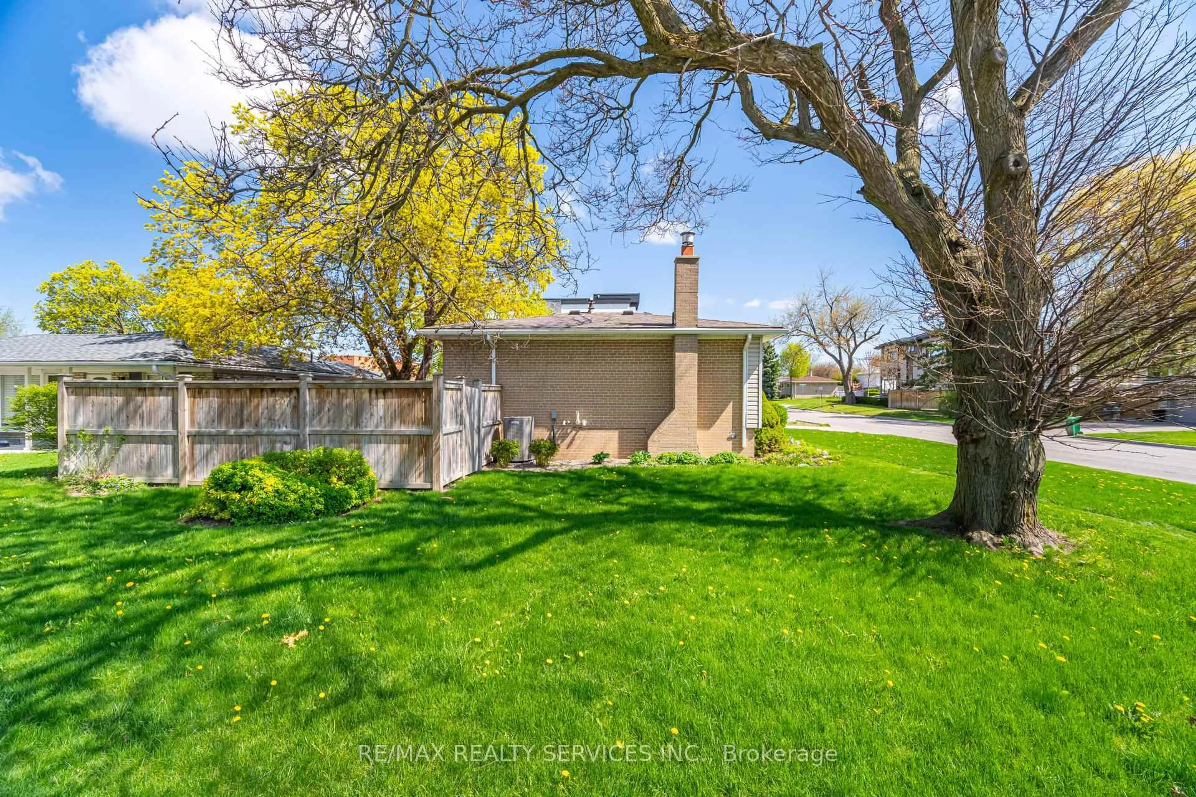 Unknown for 2 Ferndale Cres, Brampton Ontario L6W 1E9