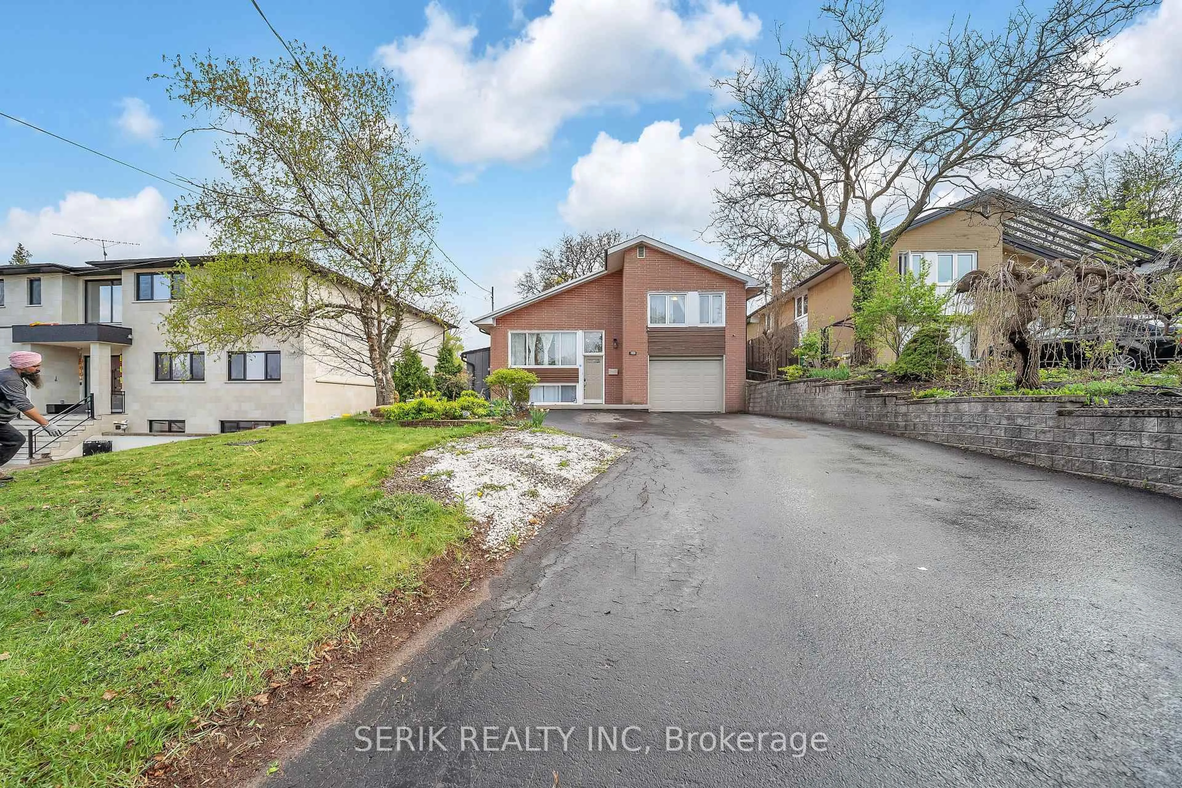 A pic from outside/outdoor area/front of a property/back of a property/a pic from drone, street for 122 Vista Blvd, Mississauga Ontario L5M 1V9
