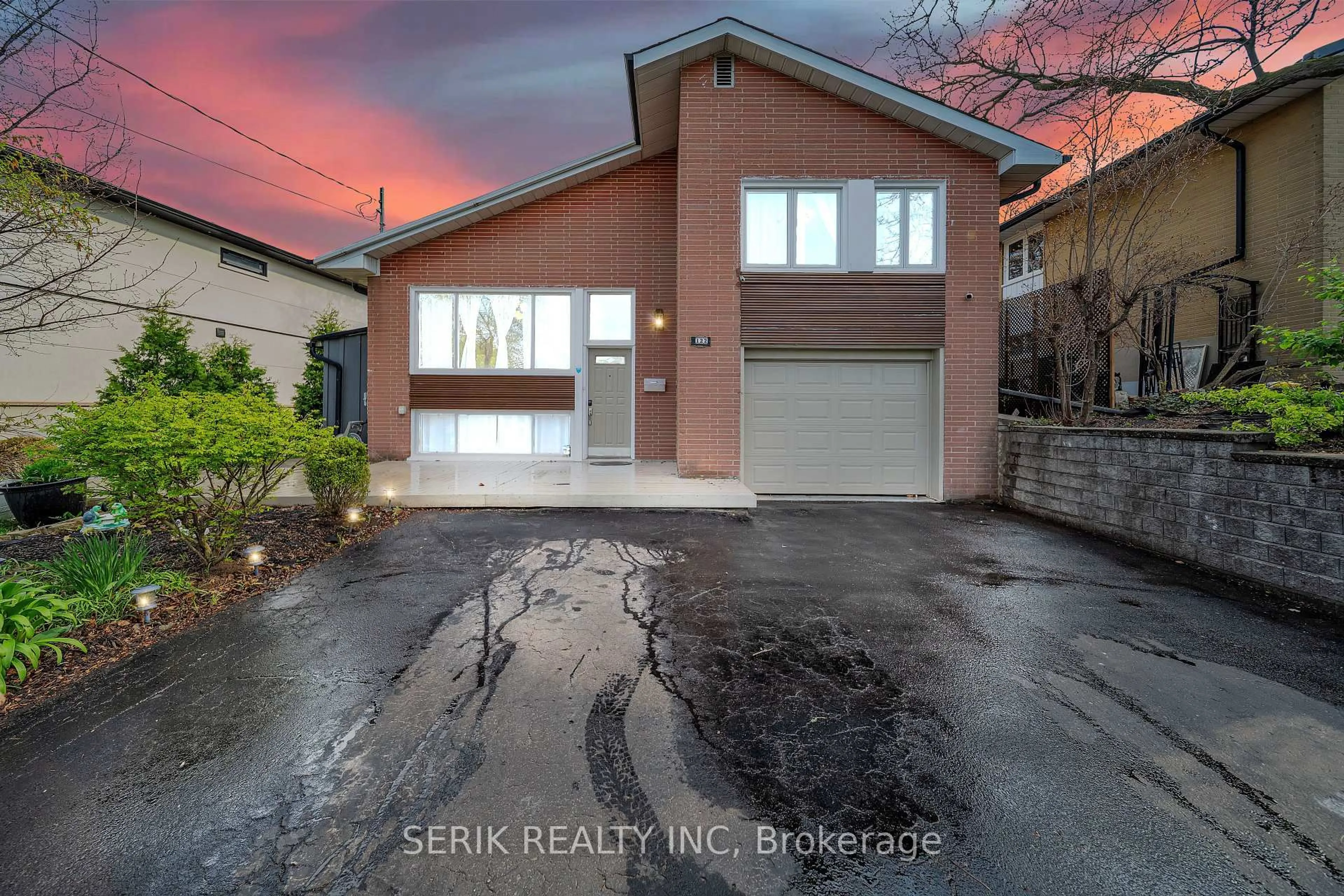 Home with vinyl exterior material, street for 122 Vista Blvd, Mississauga Ontario L5M 1V9