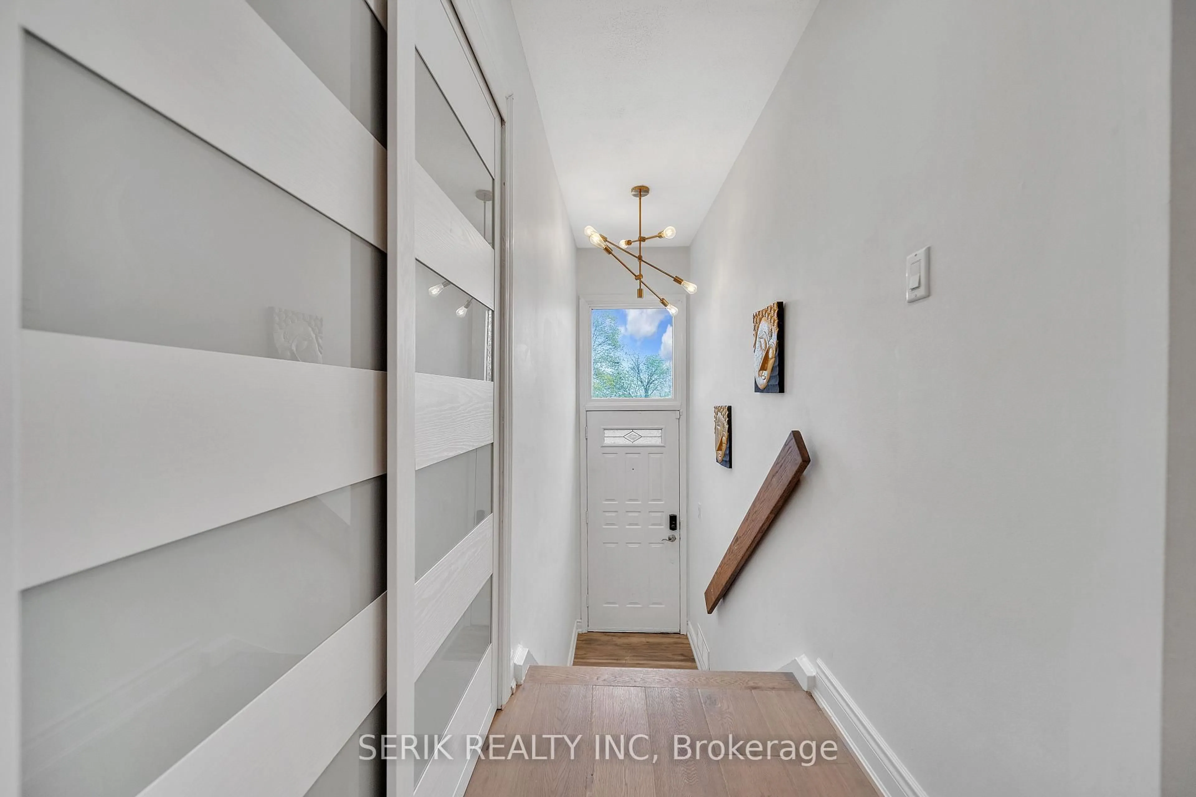 Indoor entryway for 122 Vista Blvd, Mississauga Ontario L5M 1V9