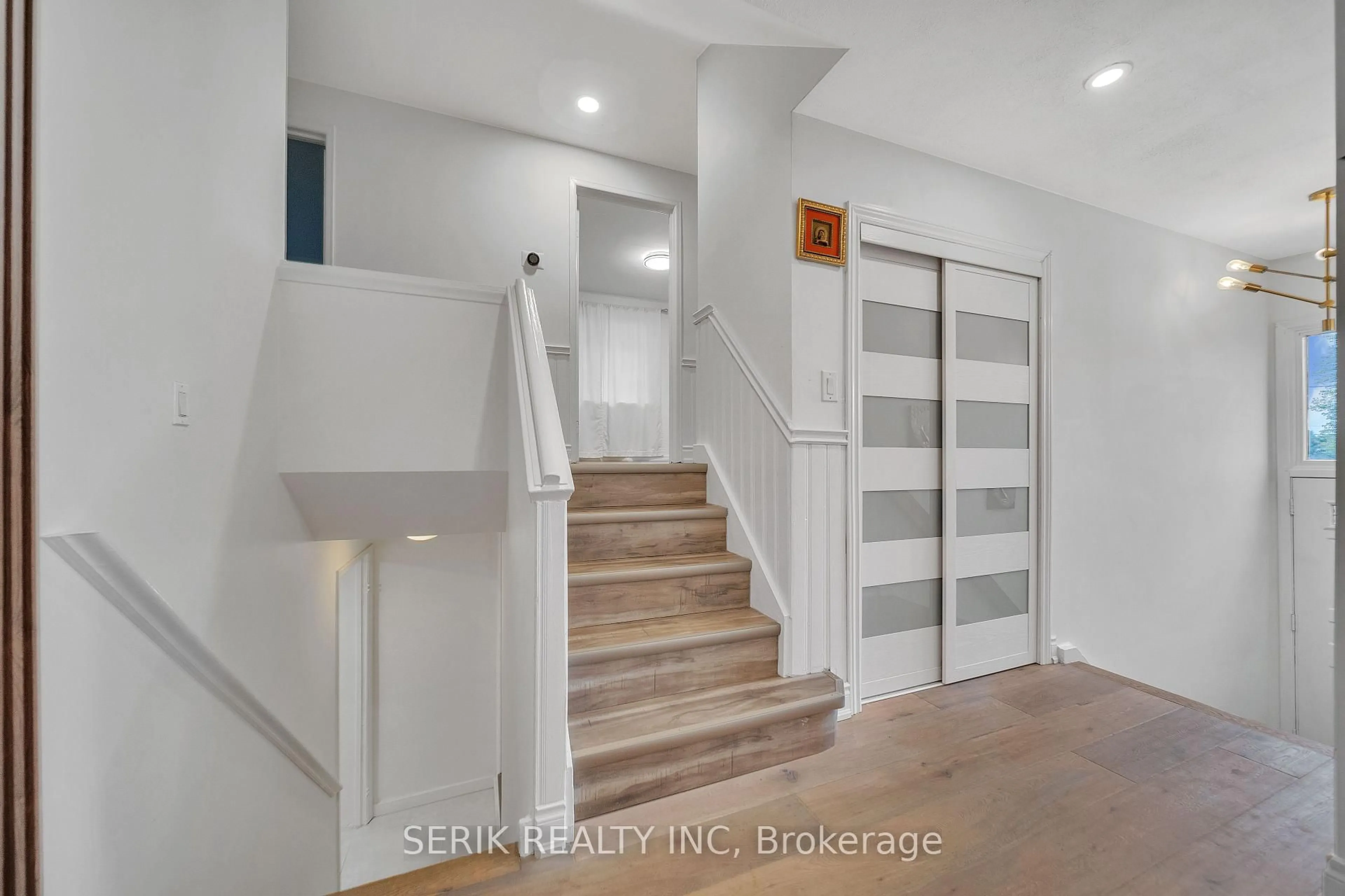 Indoor entryway for 122 Vista Blvd, Mississauga Ontario L5M 1V9