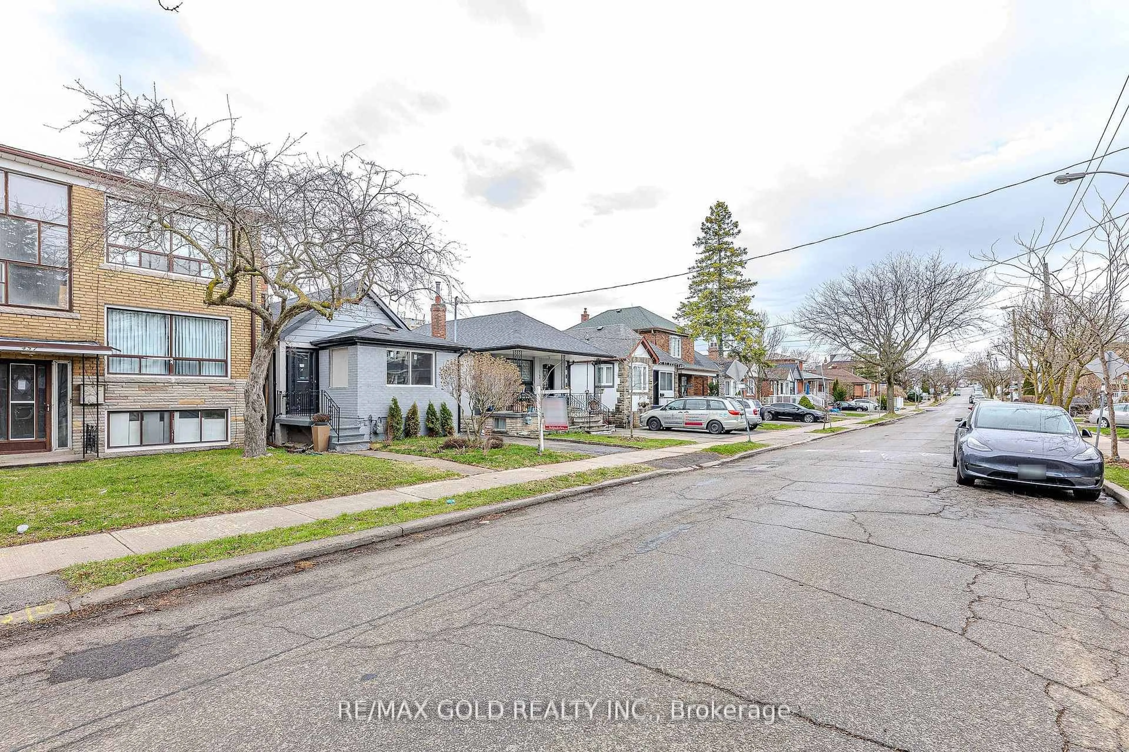 A pic from outside/outdoor area/front of a property/back of a property/a pic from drone, street for 459 Whitmore Ave, Toronto Ontario M6E 2N6