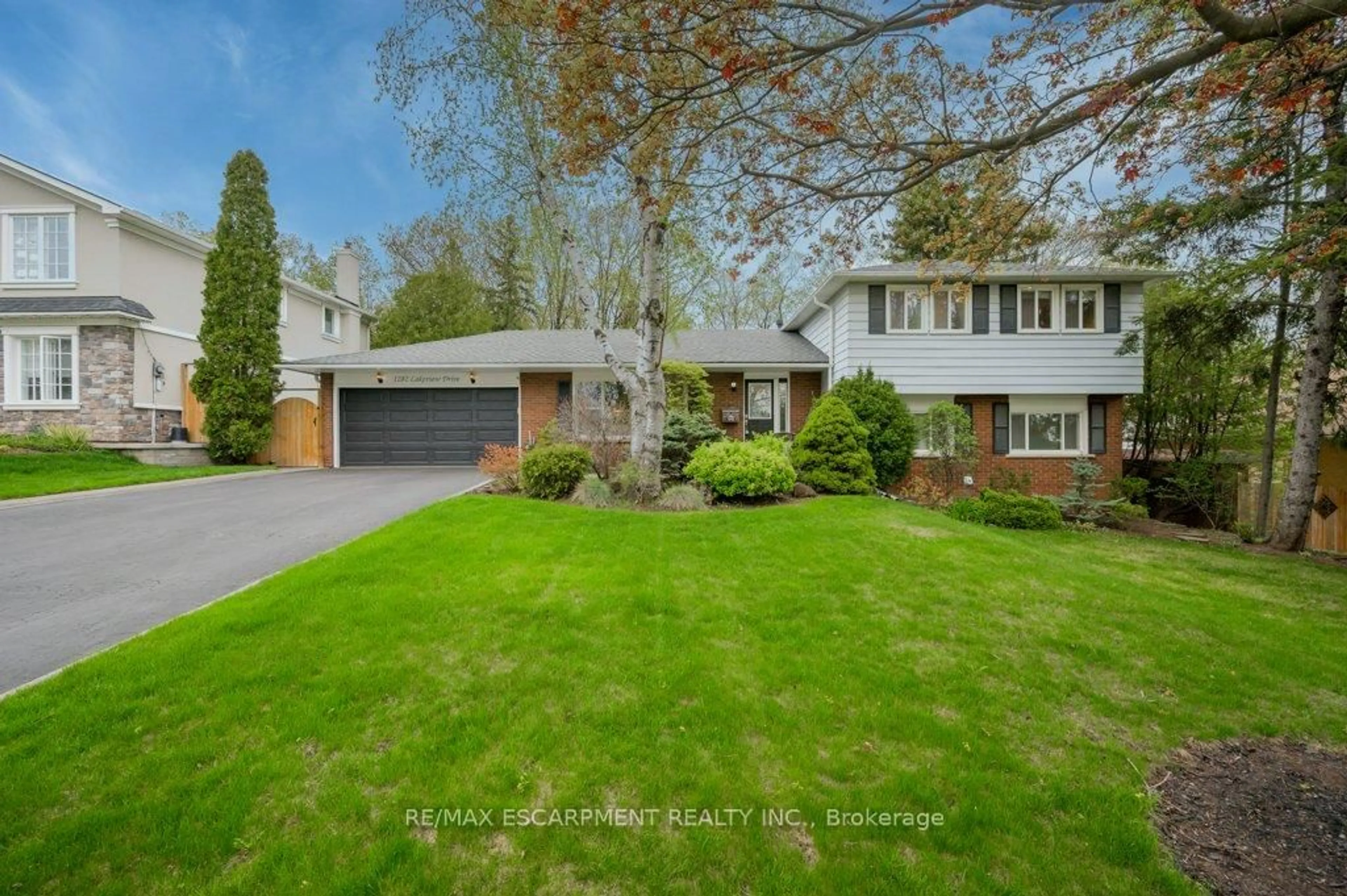 A pic from outside/outdoor area/front of a property/back of a property/a pic from drone, street for 1282 Lakeview Dr, Oakville Ontario L6H 2M8