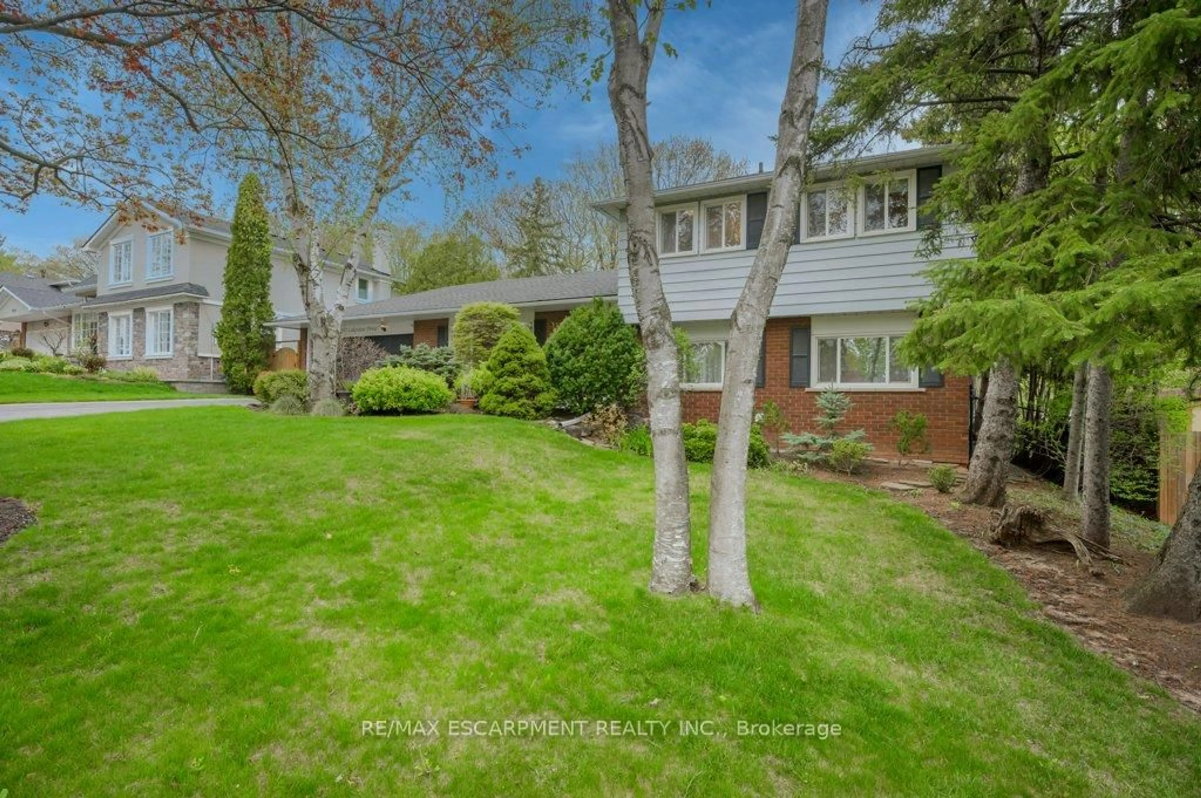 A pic from outside/outdoor area/front of a property/back of a property/a pic from drone, street for 1282 Lakeview Dr, Oakville Ontario L6H 2M8