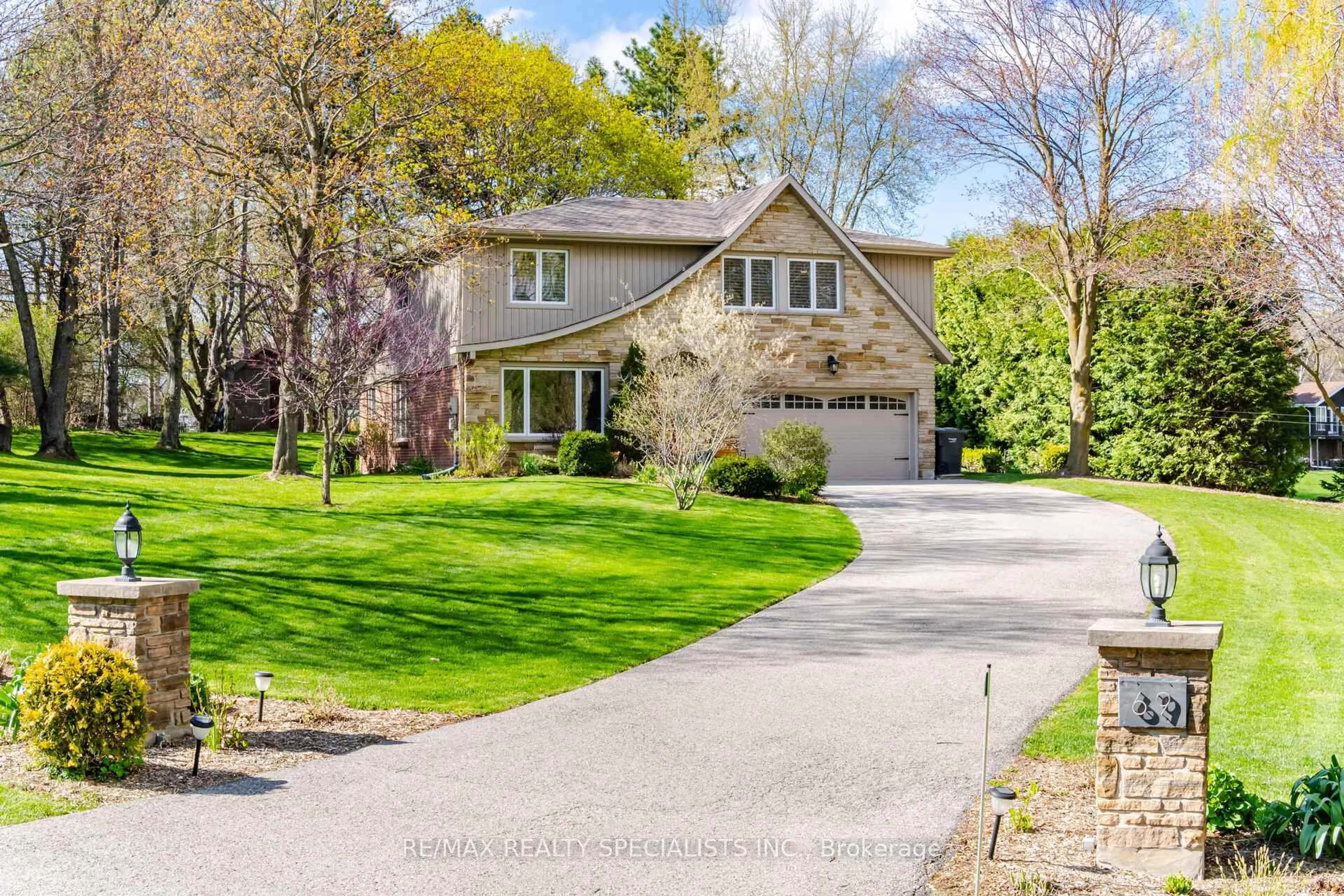 A pic from outside/outdoor area/front of a property/back of a property/a pic from drone, street for 69 Palmer Circ, Caledon Ontario L7E 0A5
