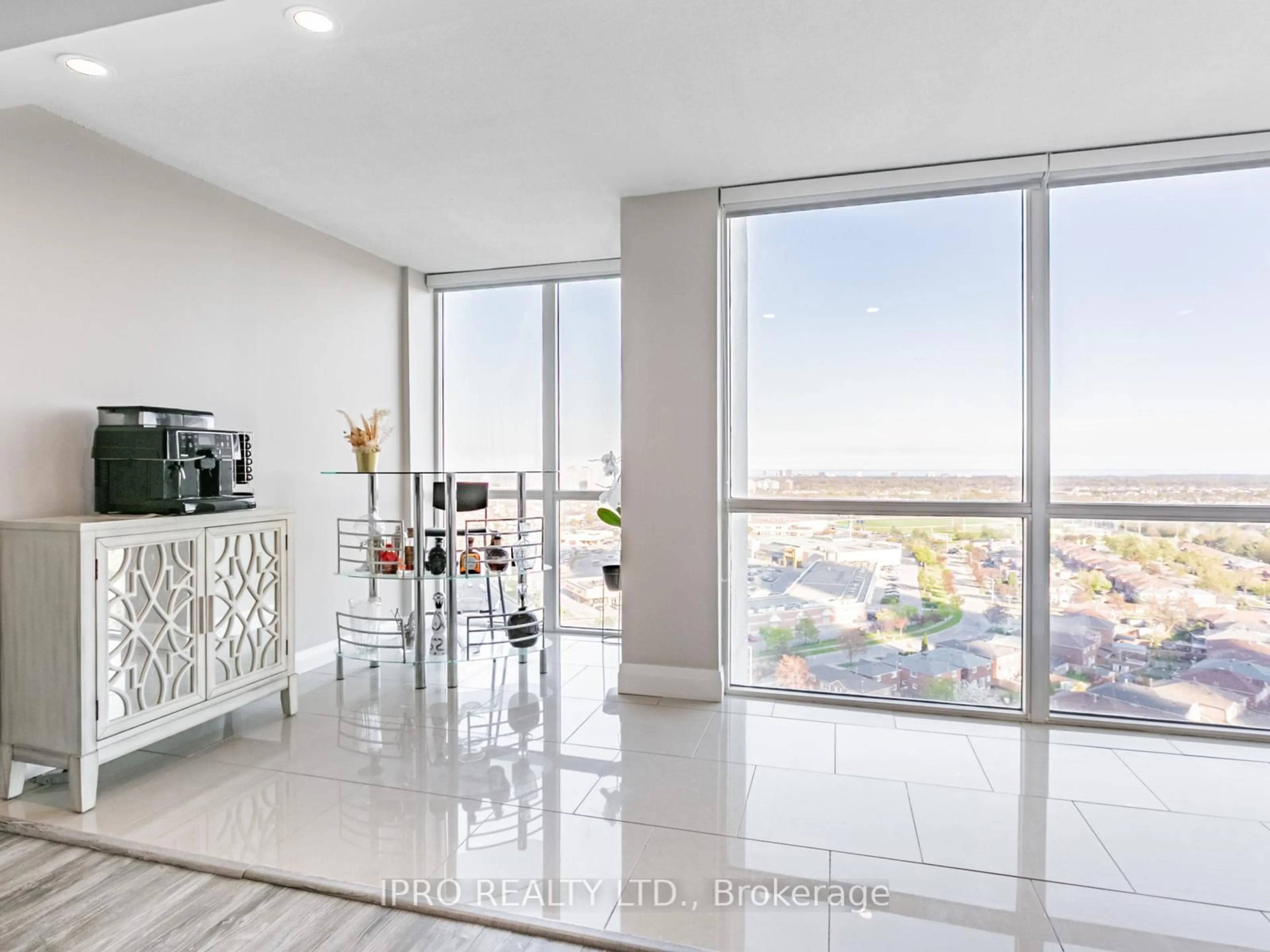Indoor foyer for 350 Webb Dr #1806, Mississauga Ontario L5B 3N6