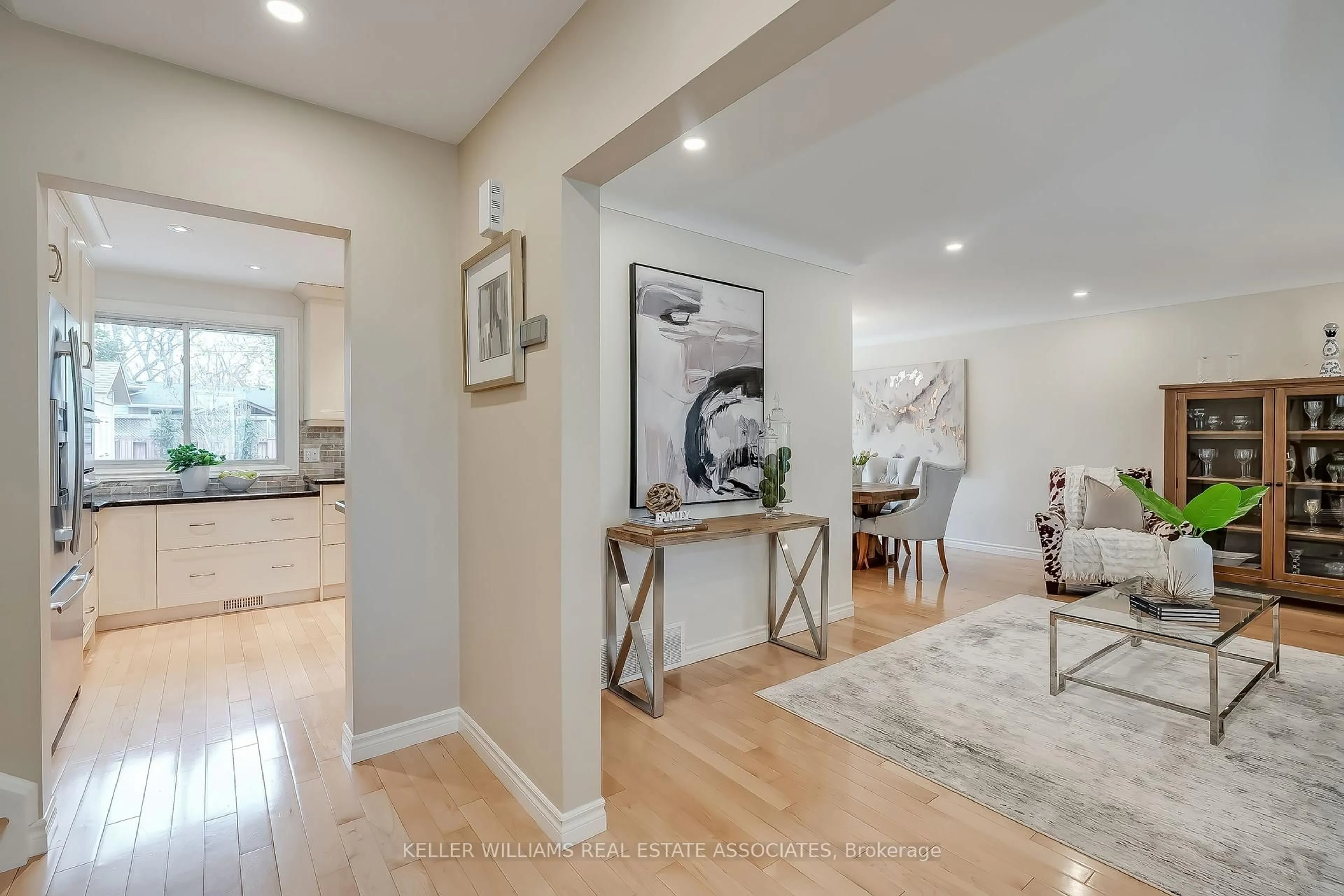 Indoor entryway for 3387 Regal Rd, Burlington Ontario L7N 1L9