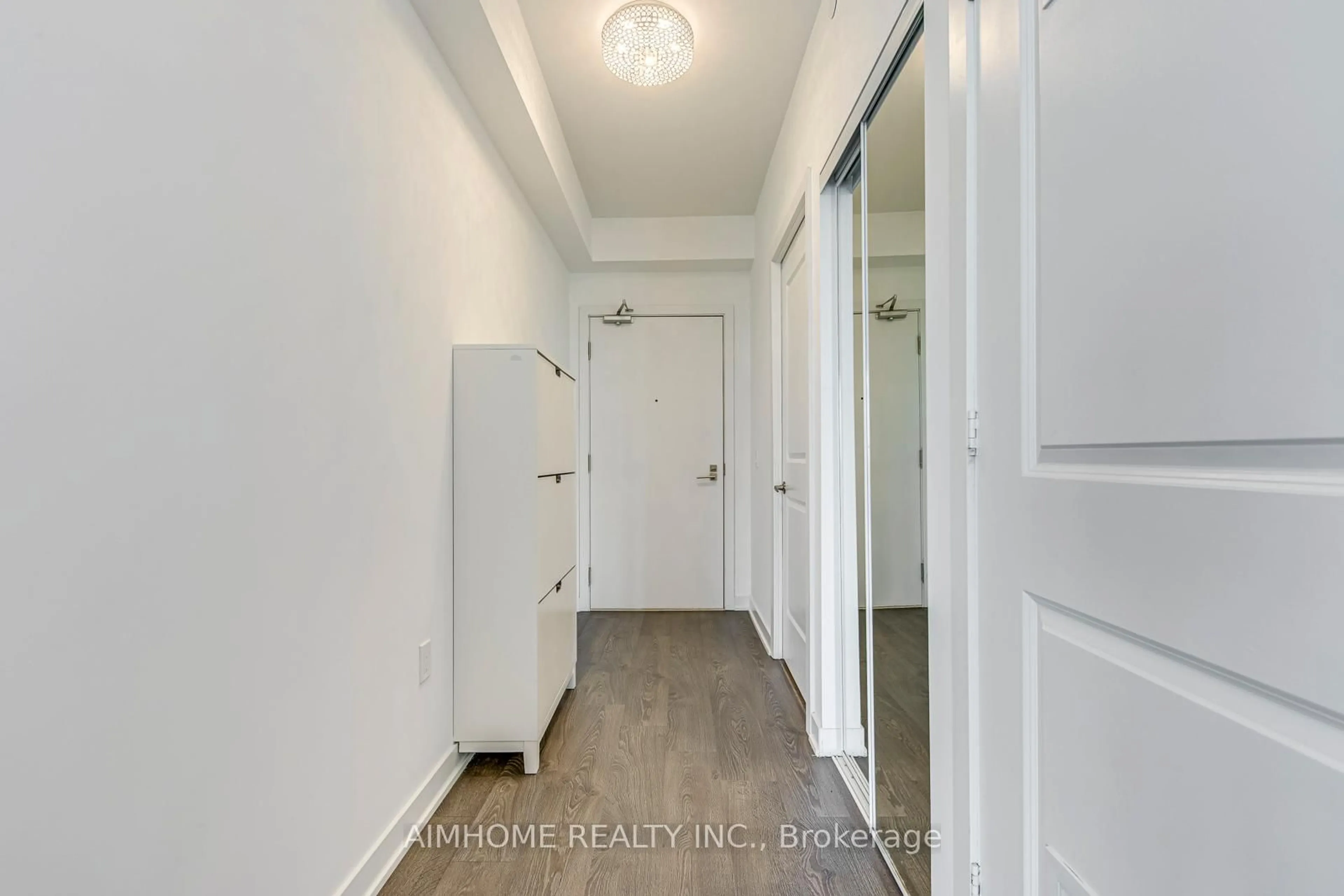 Indoor entryway for 4699 Glen Erin Dr #1807, Mississauga Ontario L5M 2E5