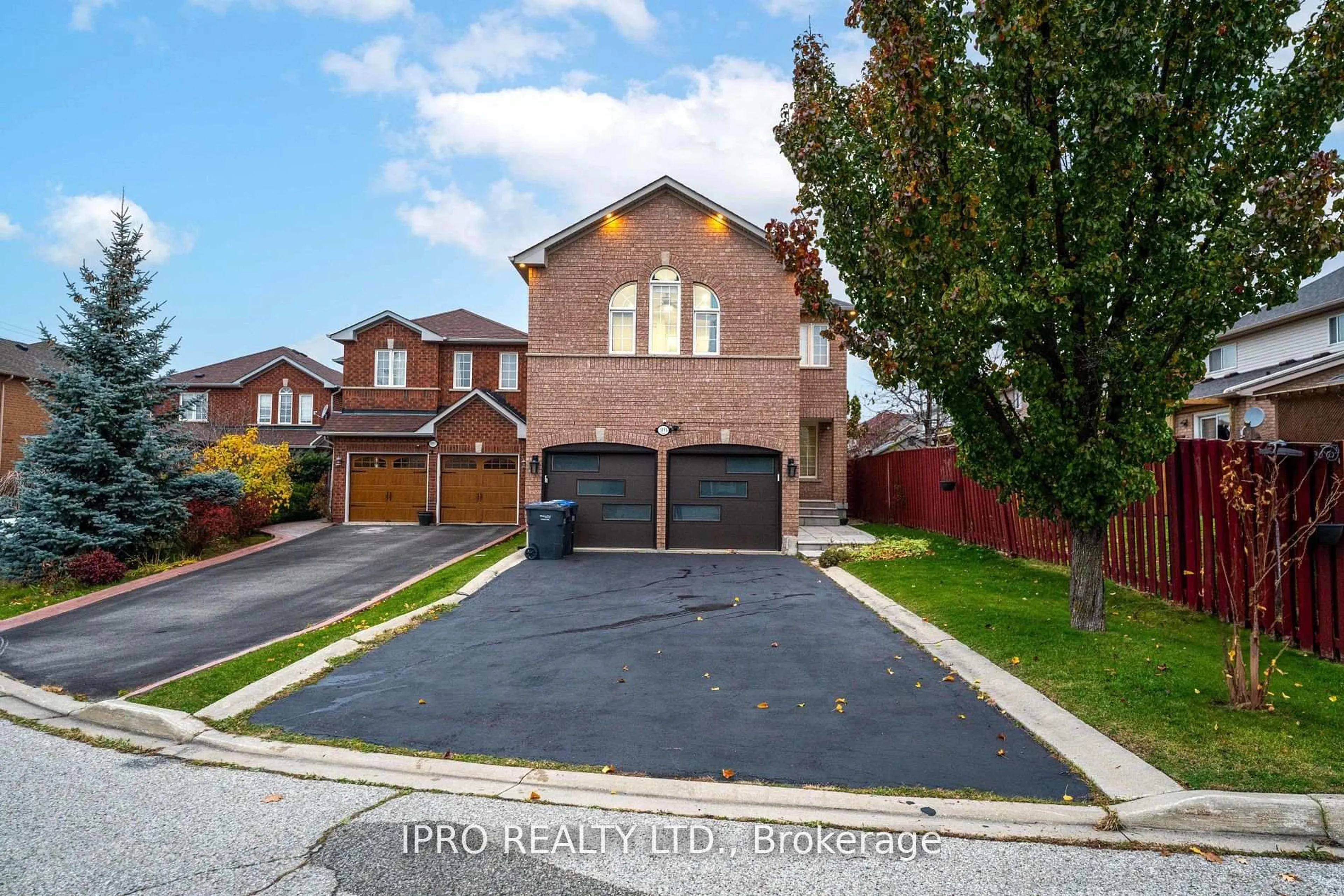 Home with brick exterior material, street for 3191 Oakview Rd, Mississauga Ontario L5N 7N9