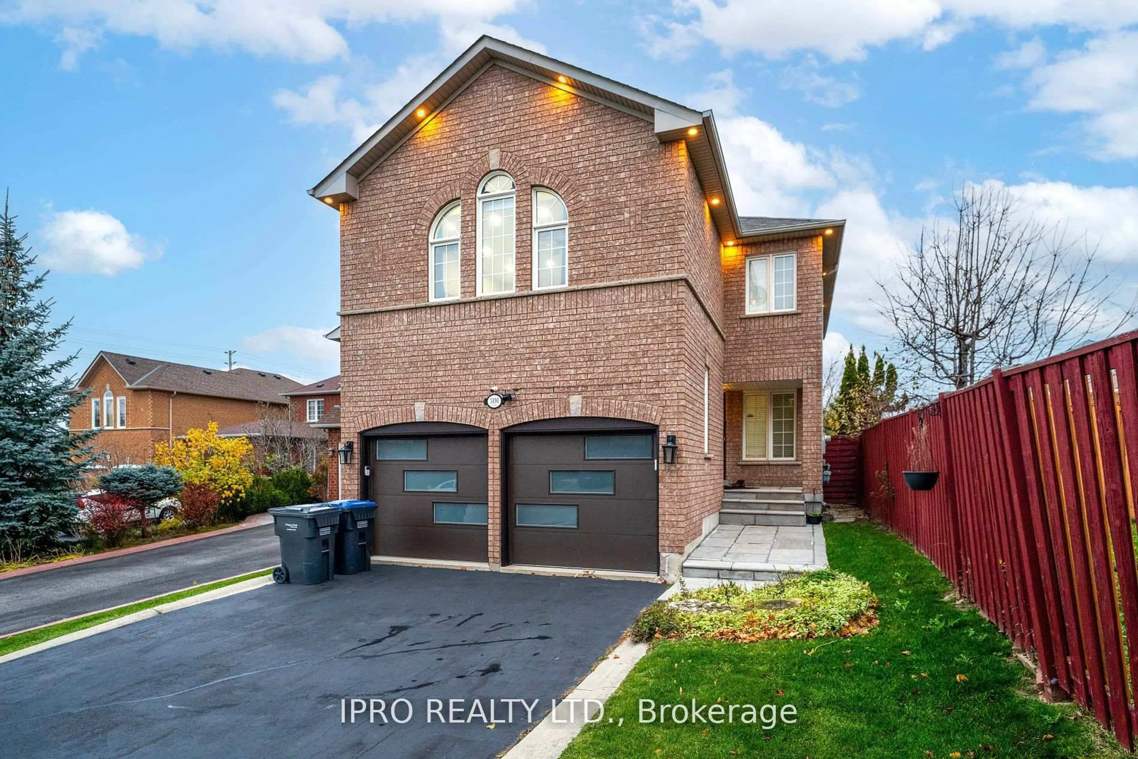 Home with brick exterior material, street for 3191 Oakview Rd, Mississauga Ontario L5N 7N9